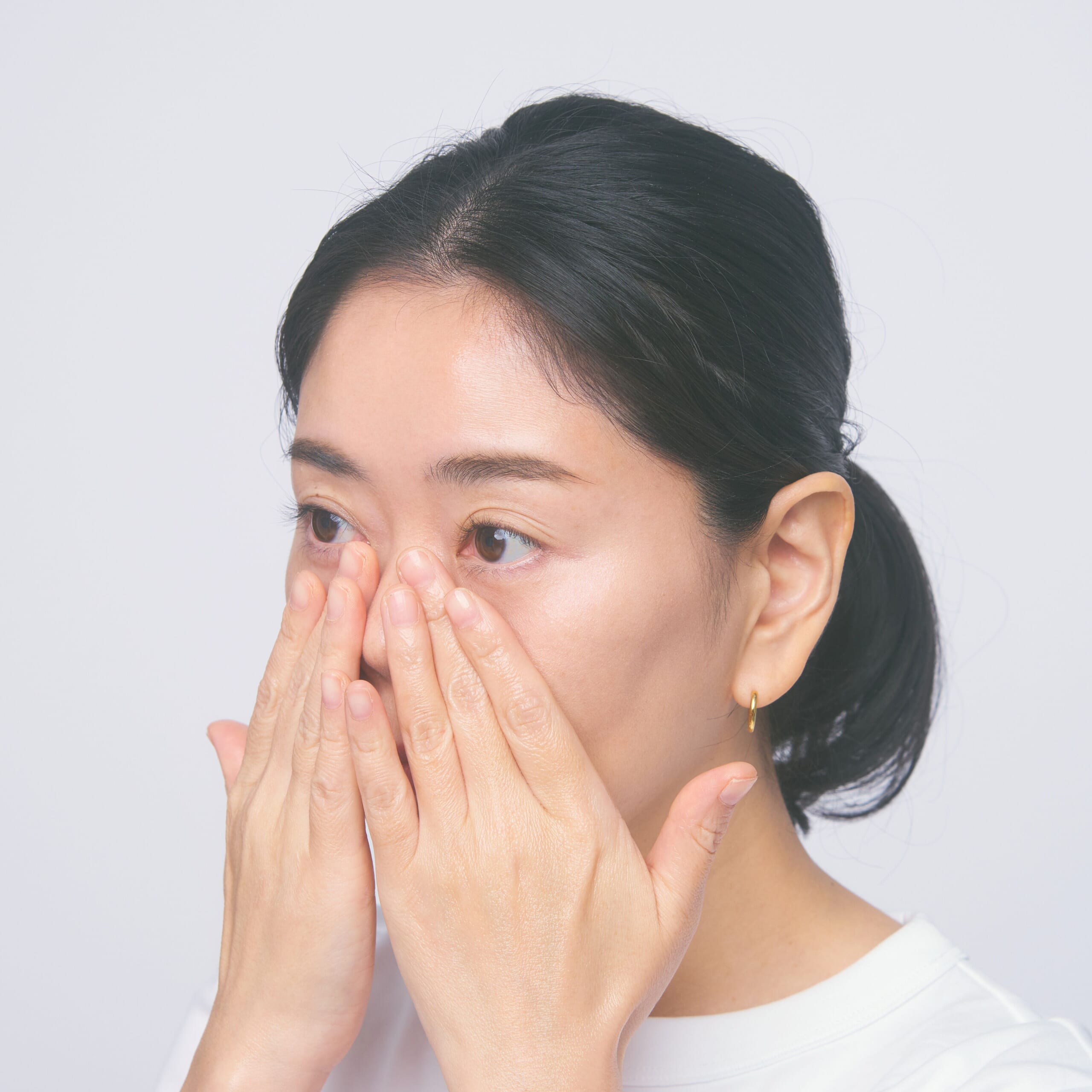 PURE VC ファースト グロウ エッセンスを肌になじませているところ。