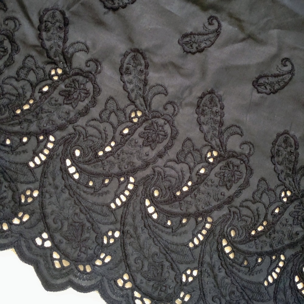 『レース工房ルジャンタン』のペイズリー柄の片側スカラップレース生地のブラック