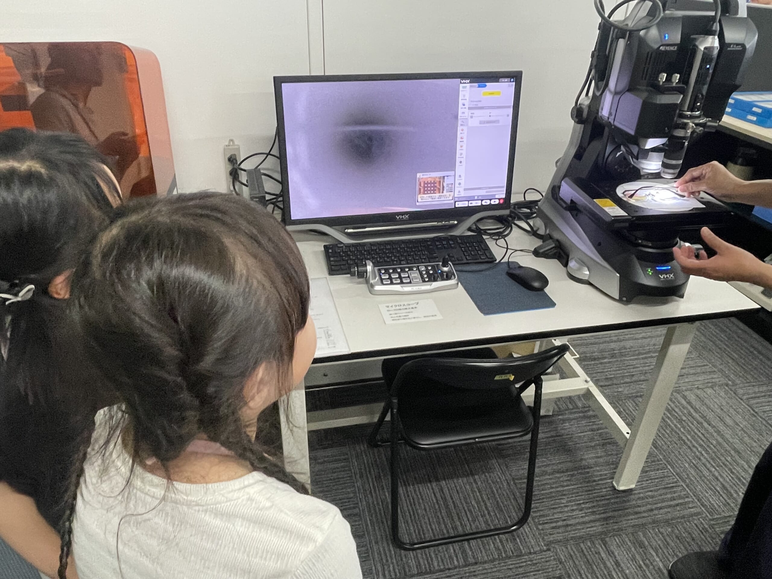 金属の成分分析をするマイクロスコープ