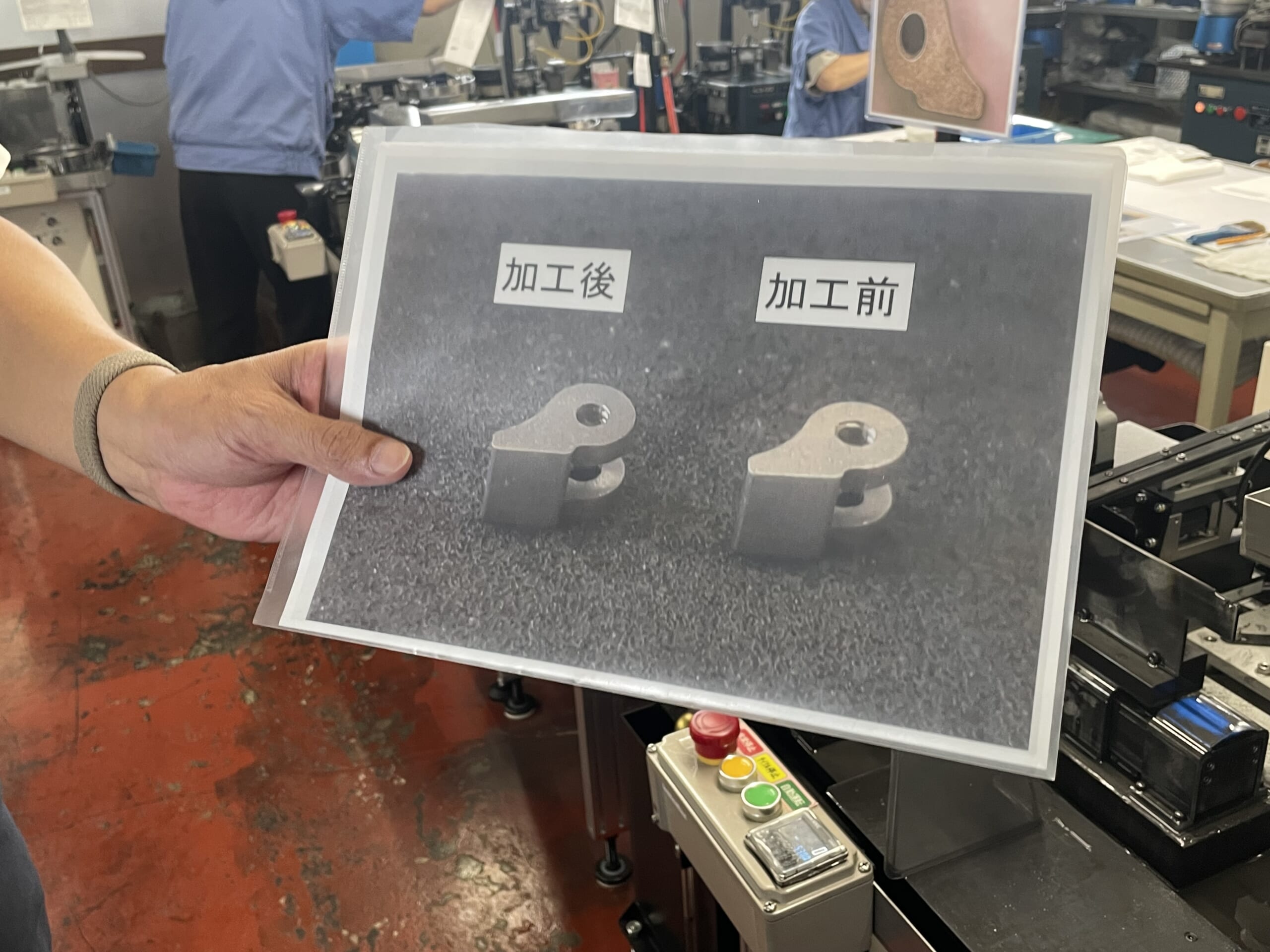 蝶番（丁番・ヒンジ）の加工前と加工後の写真