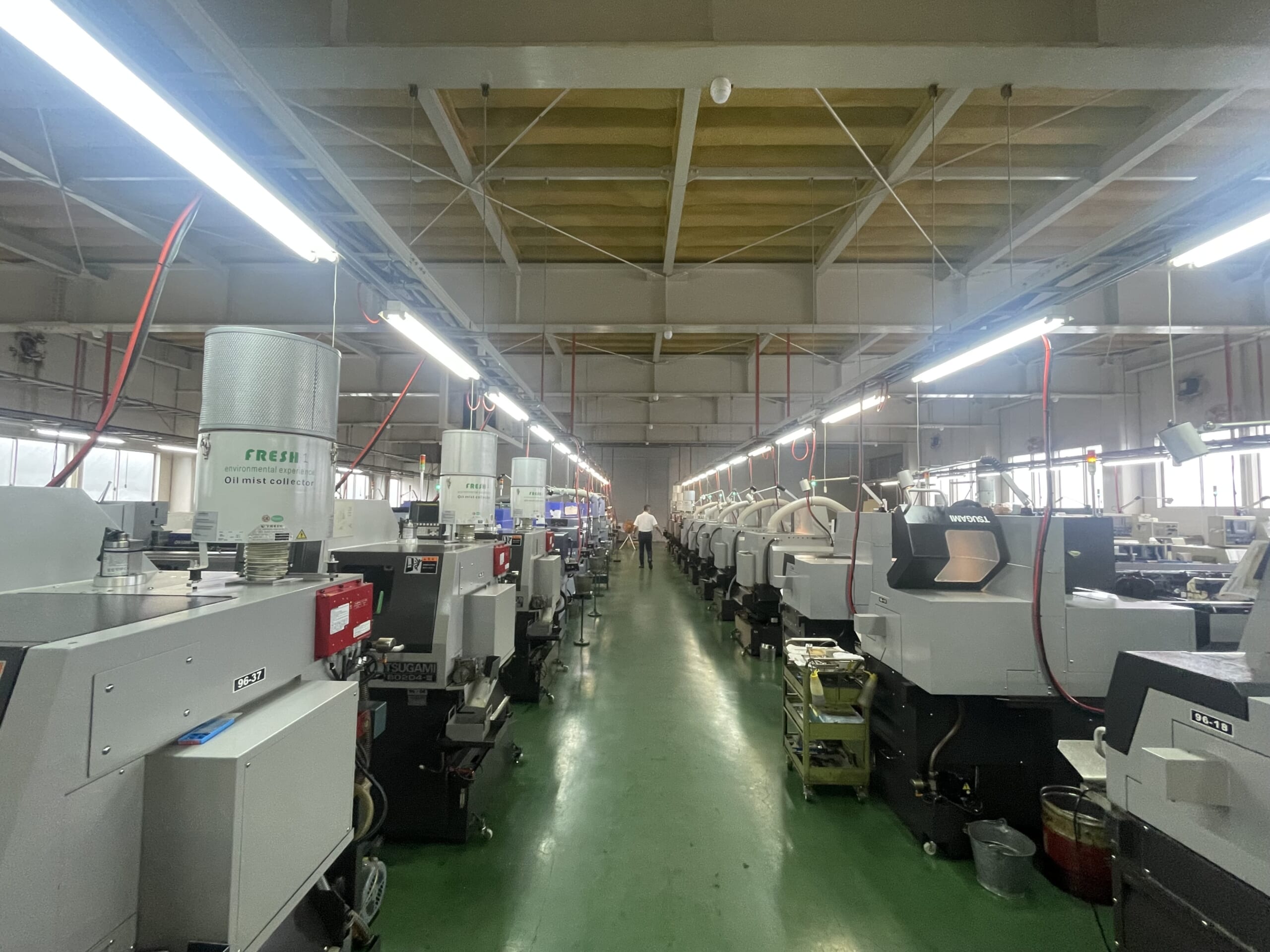 フクオカ精密（(株)）の工場内。工作機械がズラリと並ぶ。