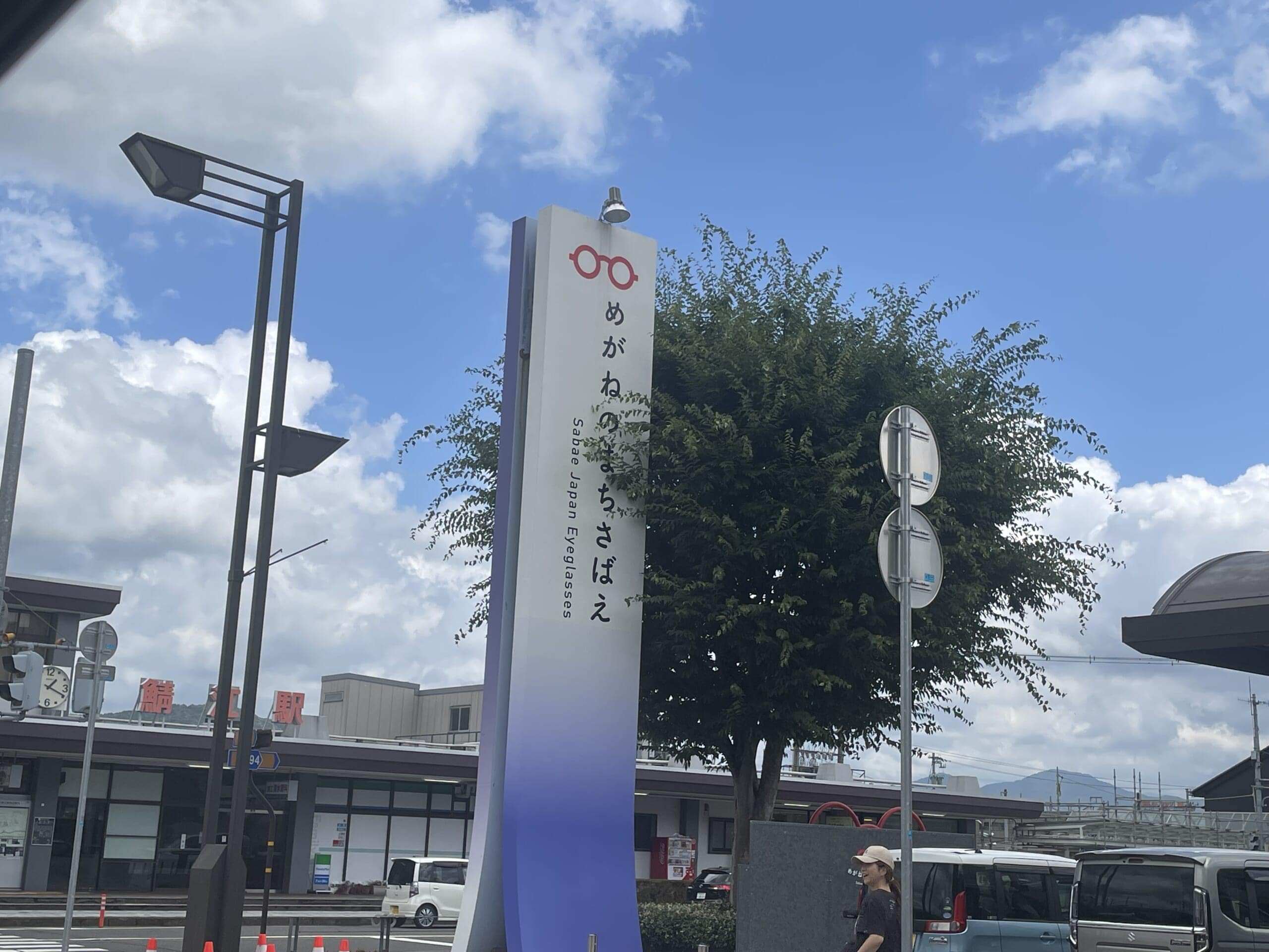 「めがねのまちさばえ」と書かれたモニュメント。