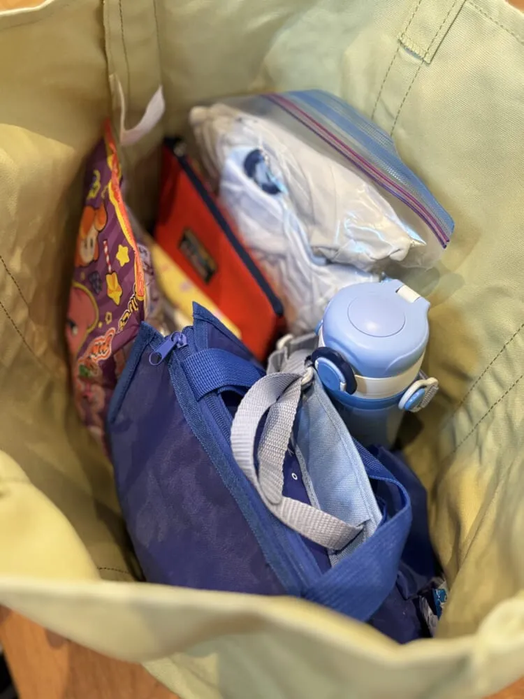 L.L.Bean【LEE別注】【洗える】LEE100人隊コラボグローサリー・トートに荷物を入れた状態