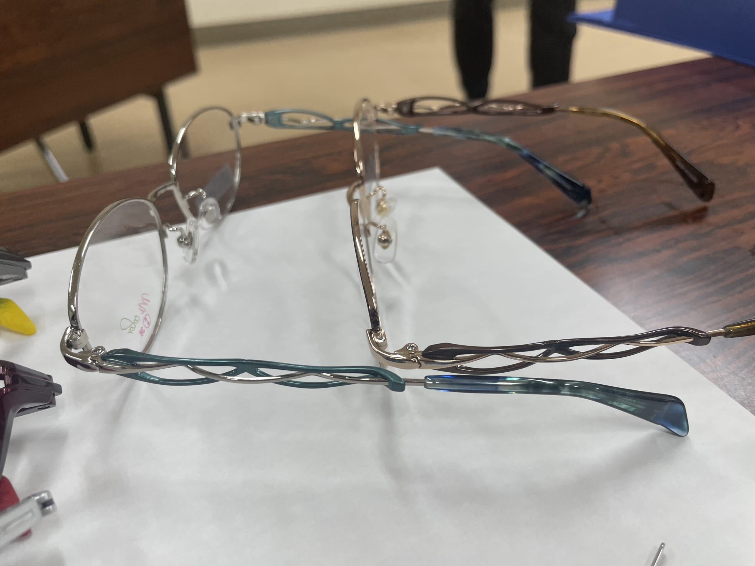 表面処理加工済のメガネ。