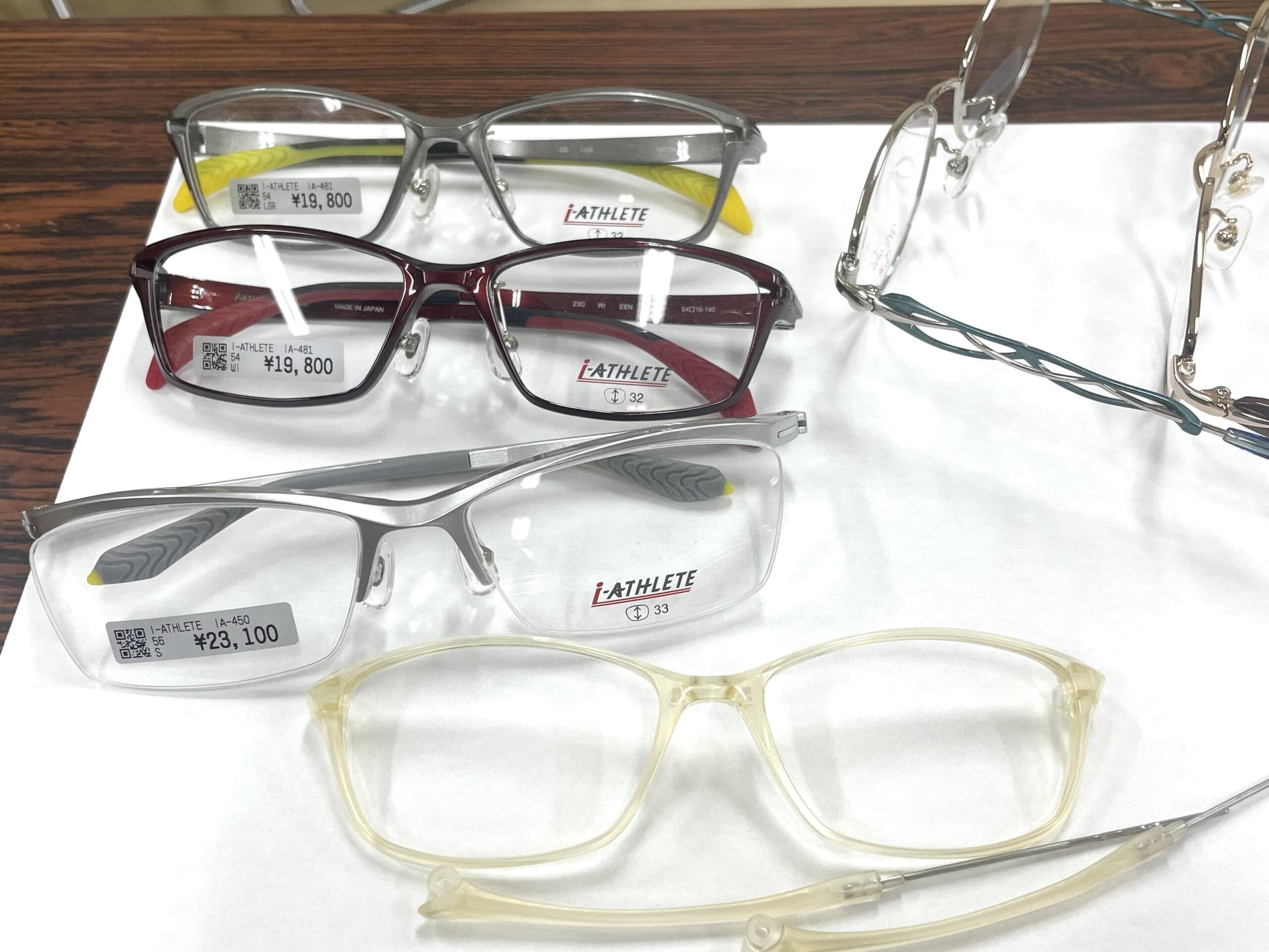 眼鏡市場のi-ATHLETEシリーズのメガネが並ぶ。