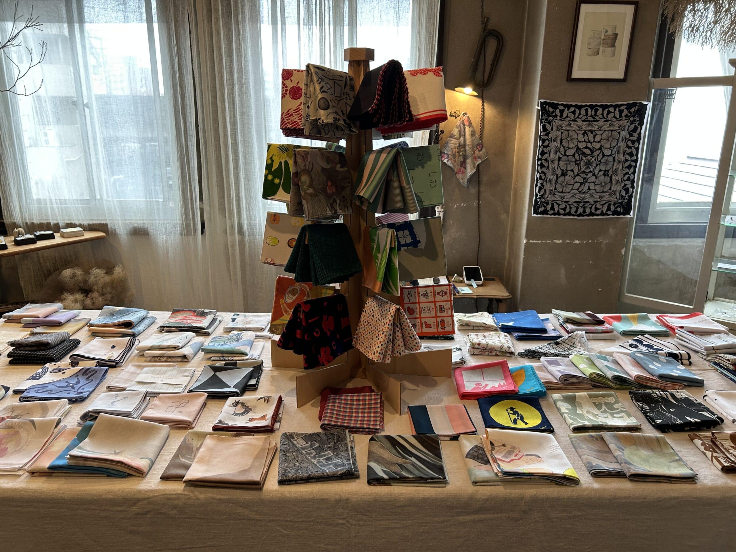 センスのよい、ユーモアたっぷりハンカチ展のディスプレイ。