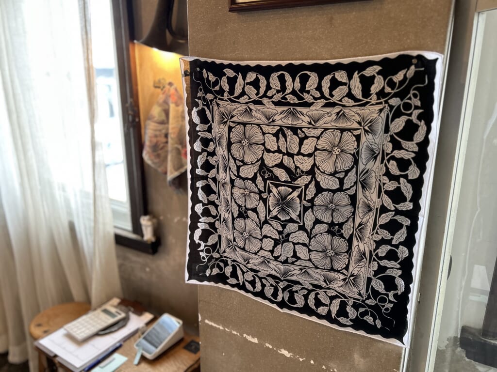 モノトーンのオシャレな大人っぽいハンカチの壁掛け飾り。