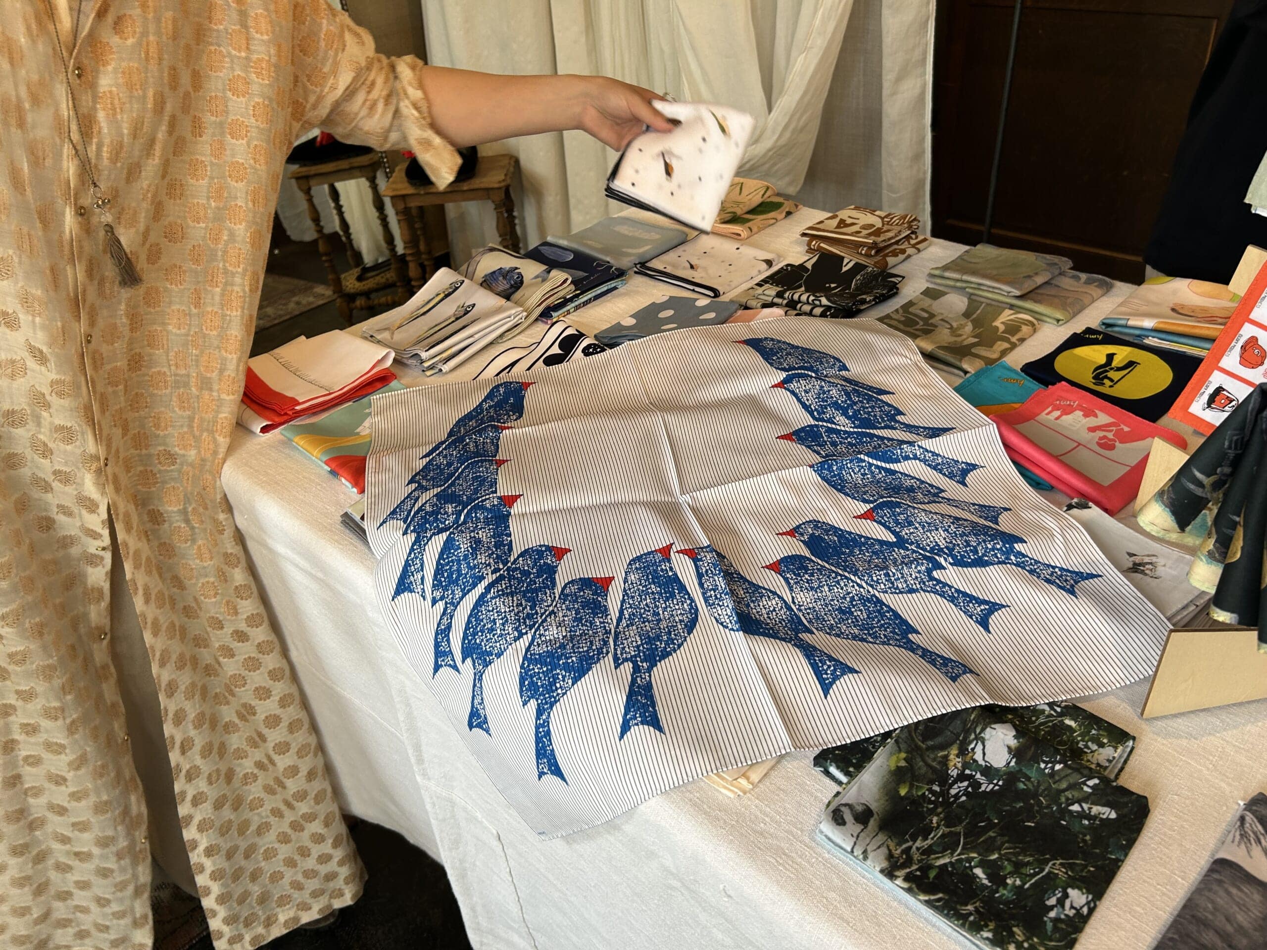 版画のようなイラストで鳥のモチーフのオシャレなハンカチ。