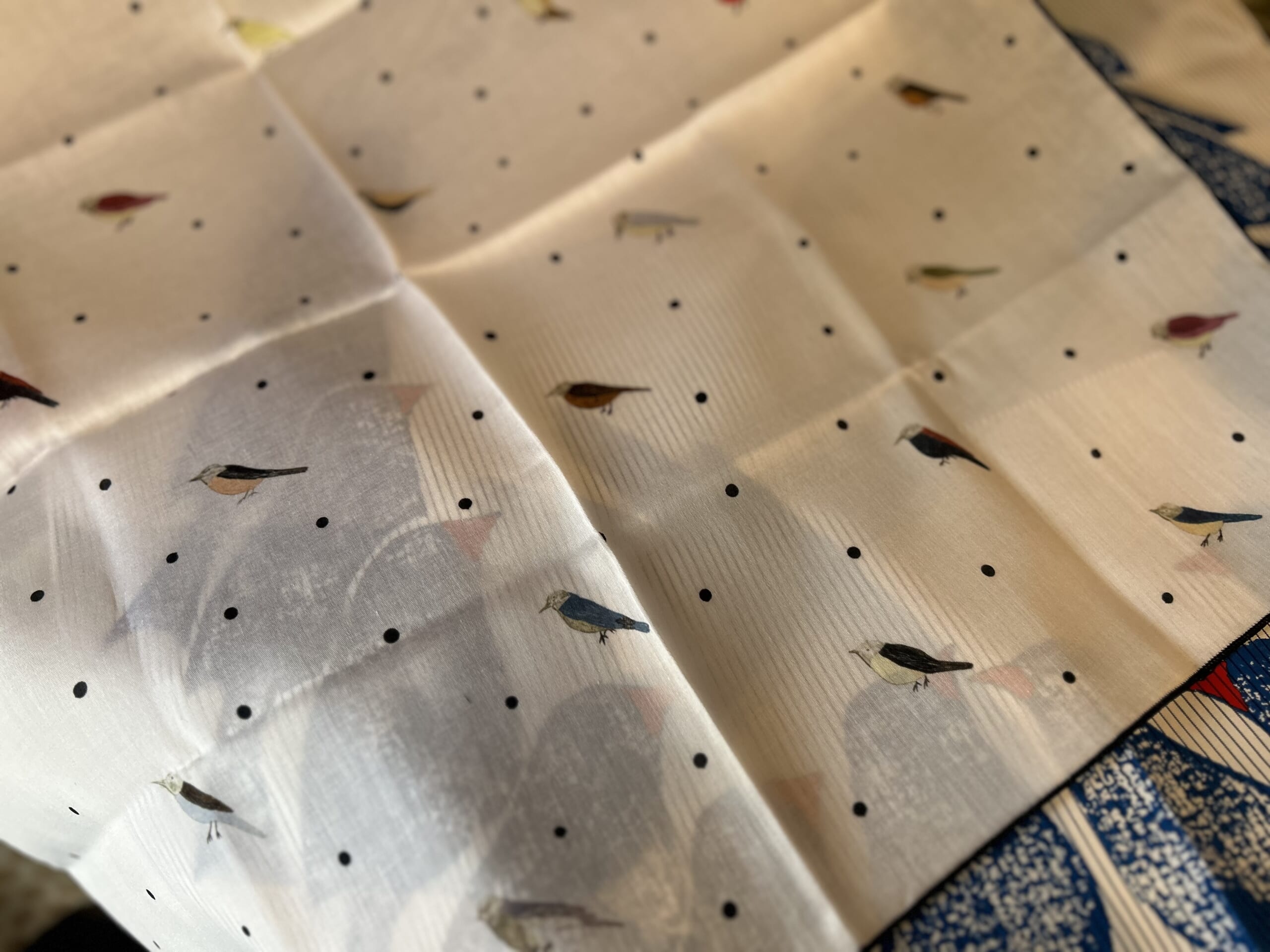 鳥と水玉の上品でシックなハンカチの紹介。