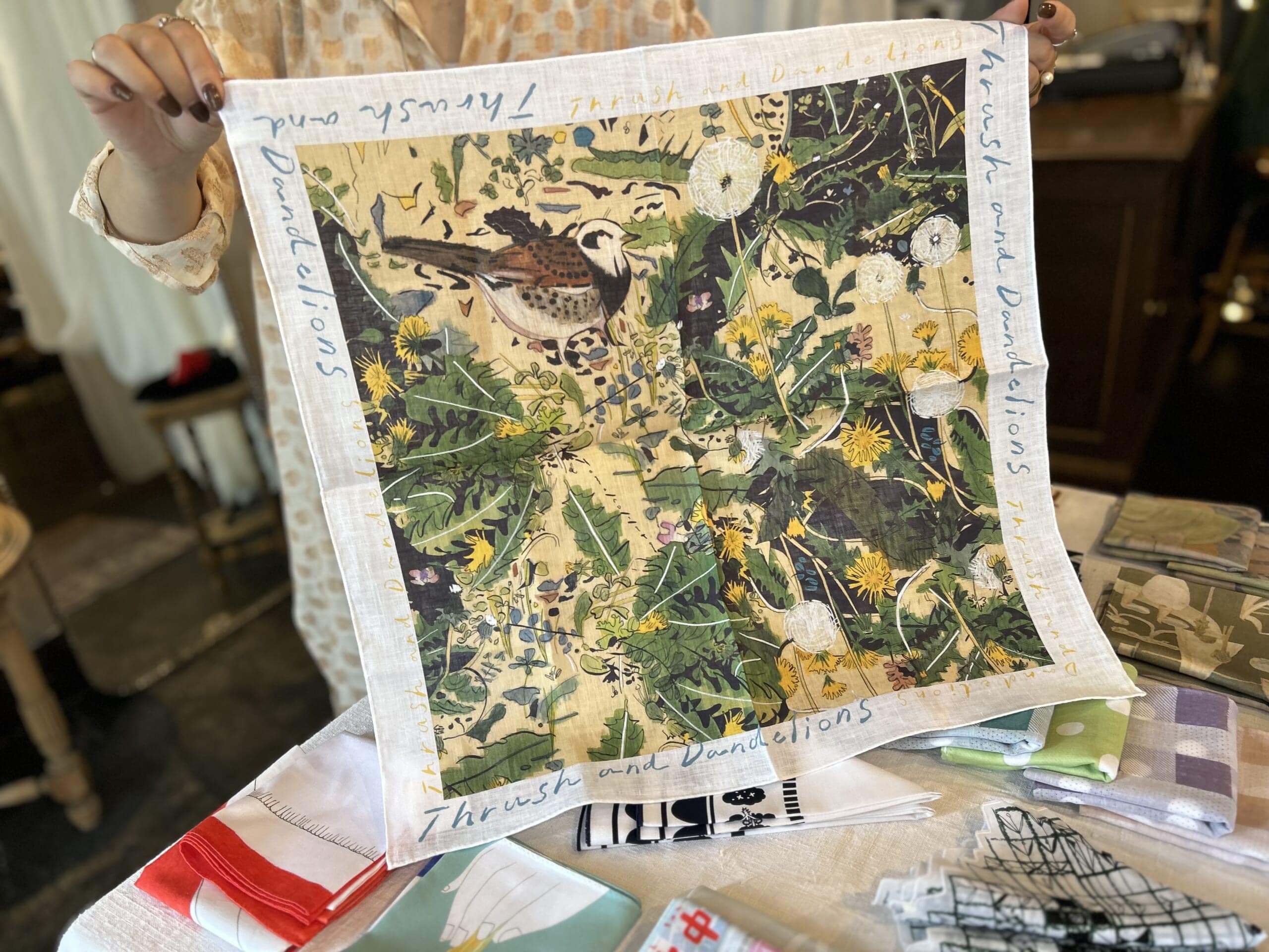 鳥とタンポポ柄の美しいハンカチの紹介。