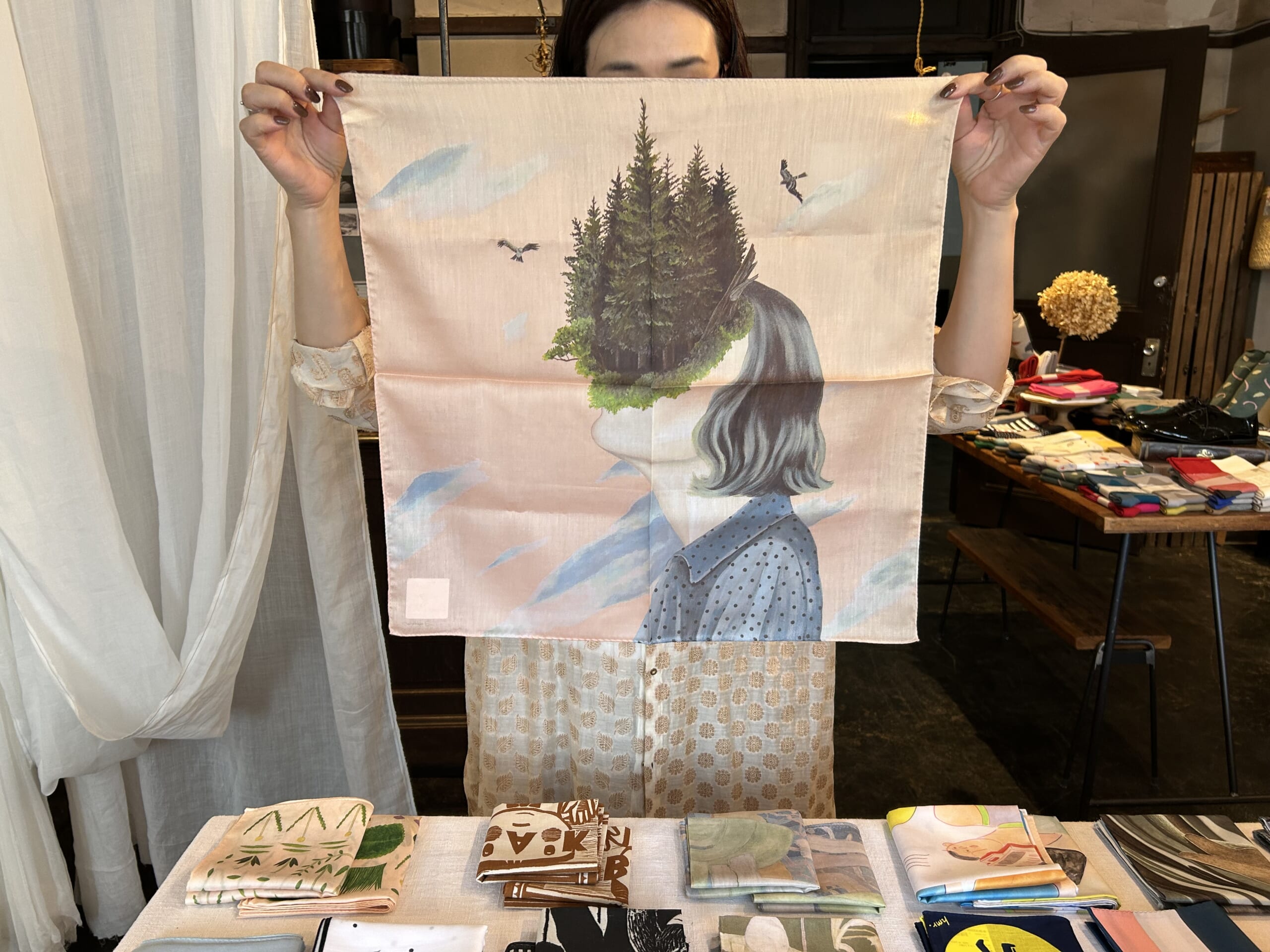 『82年生まれ、キム・ジヨン』の装画の画家の榎本マリコさんのハンカチを持っている女性。