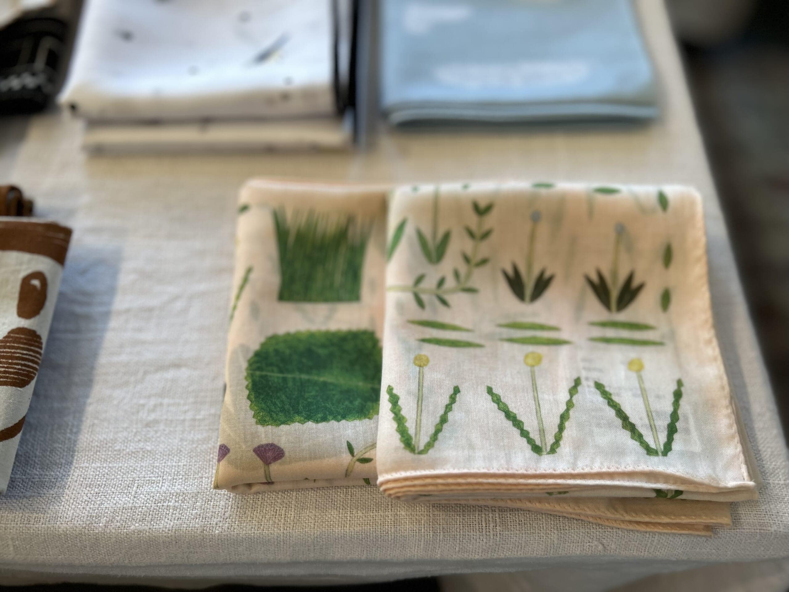 繊細なタッチのタンポポ柄のかわいらしいハンカチ。