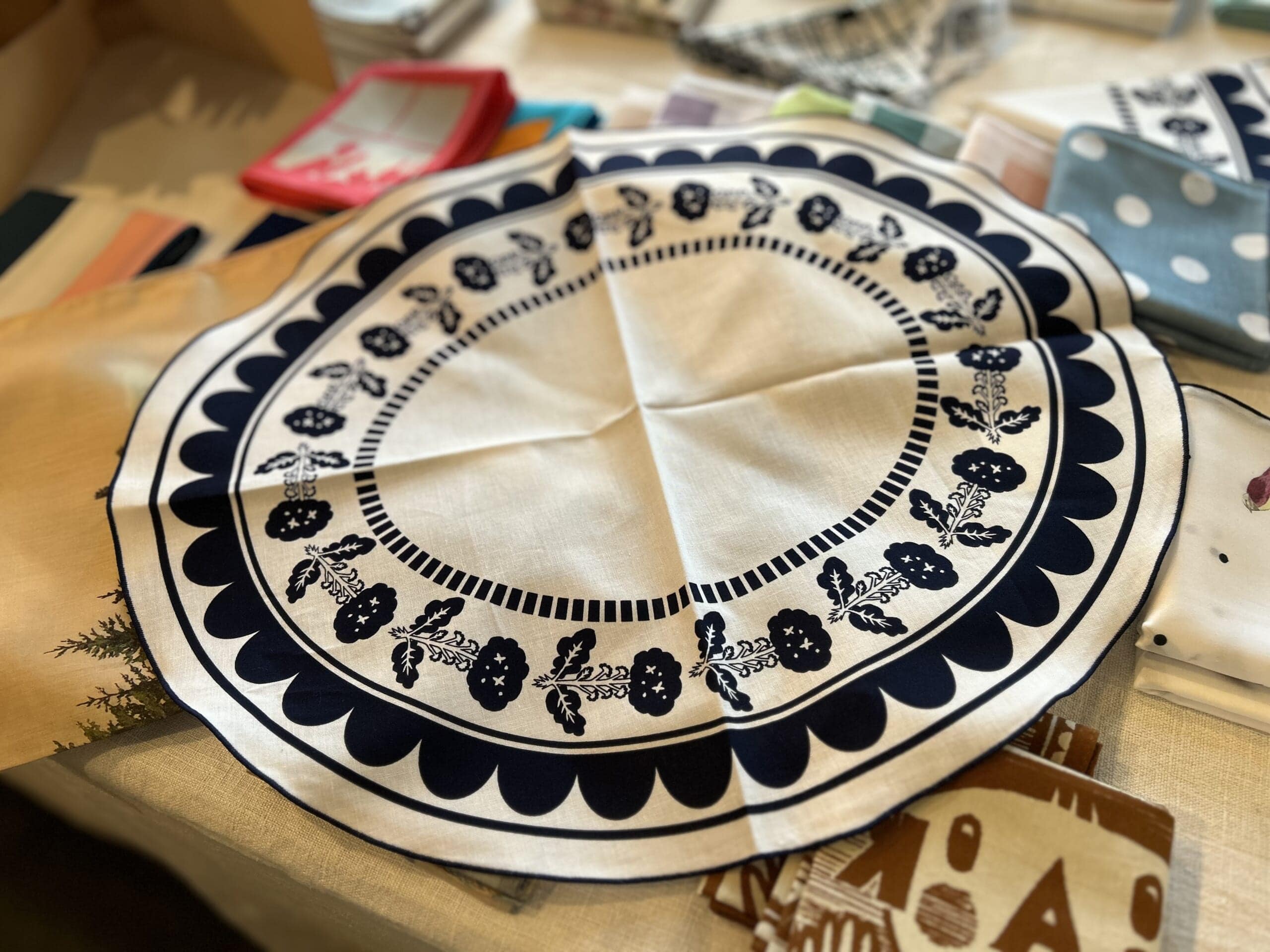 オーバル皿をモチーフにしたユーモアあふれるオシャレなハンカチ。