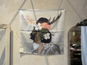 『82年生まれ、キム・ジヨン』の装画の画家の榎本マリコさんのイラストのハンカチ。