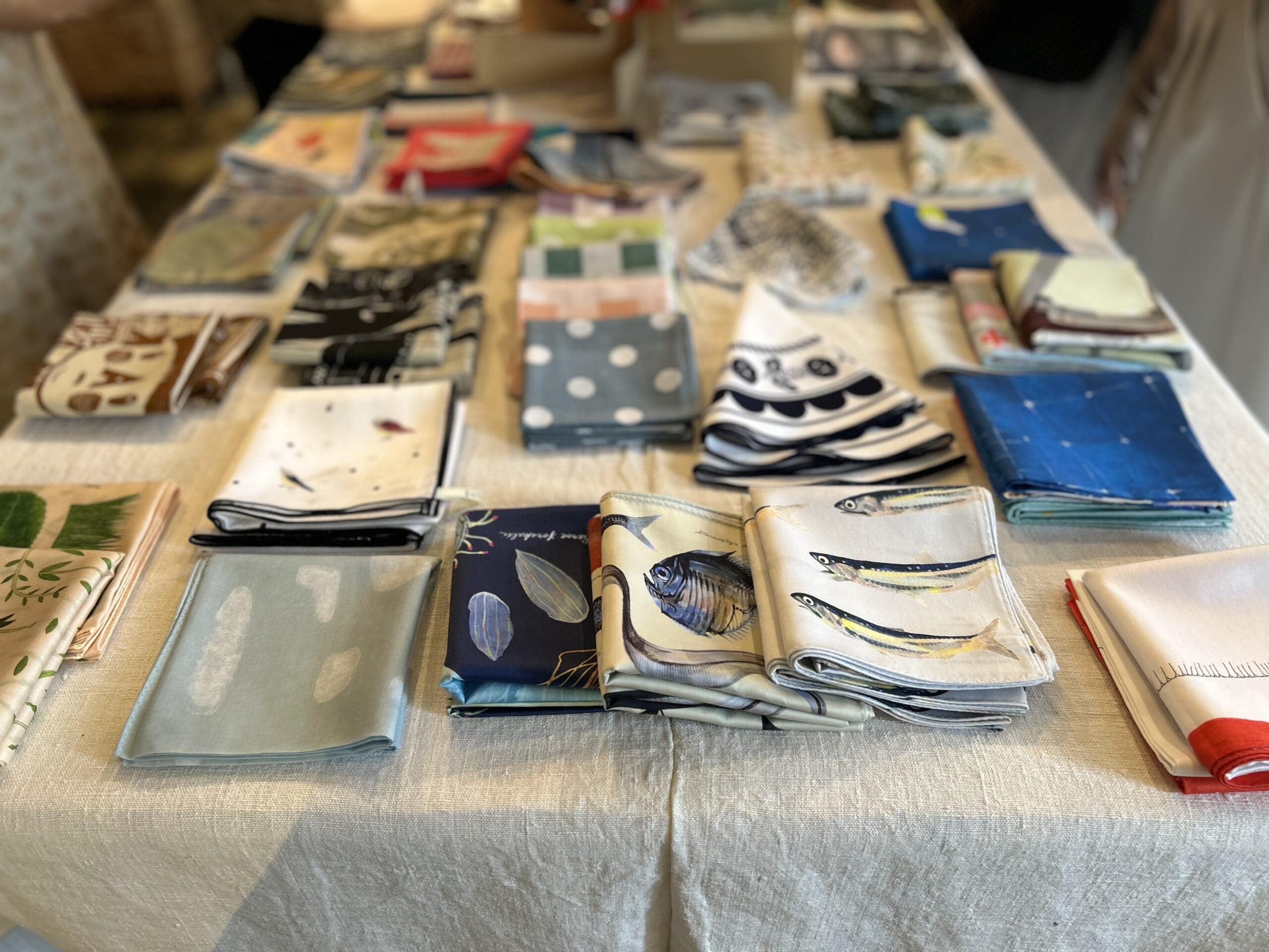 かわいらしくセンスのよいハンカチ展のディスプレイ。