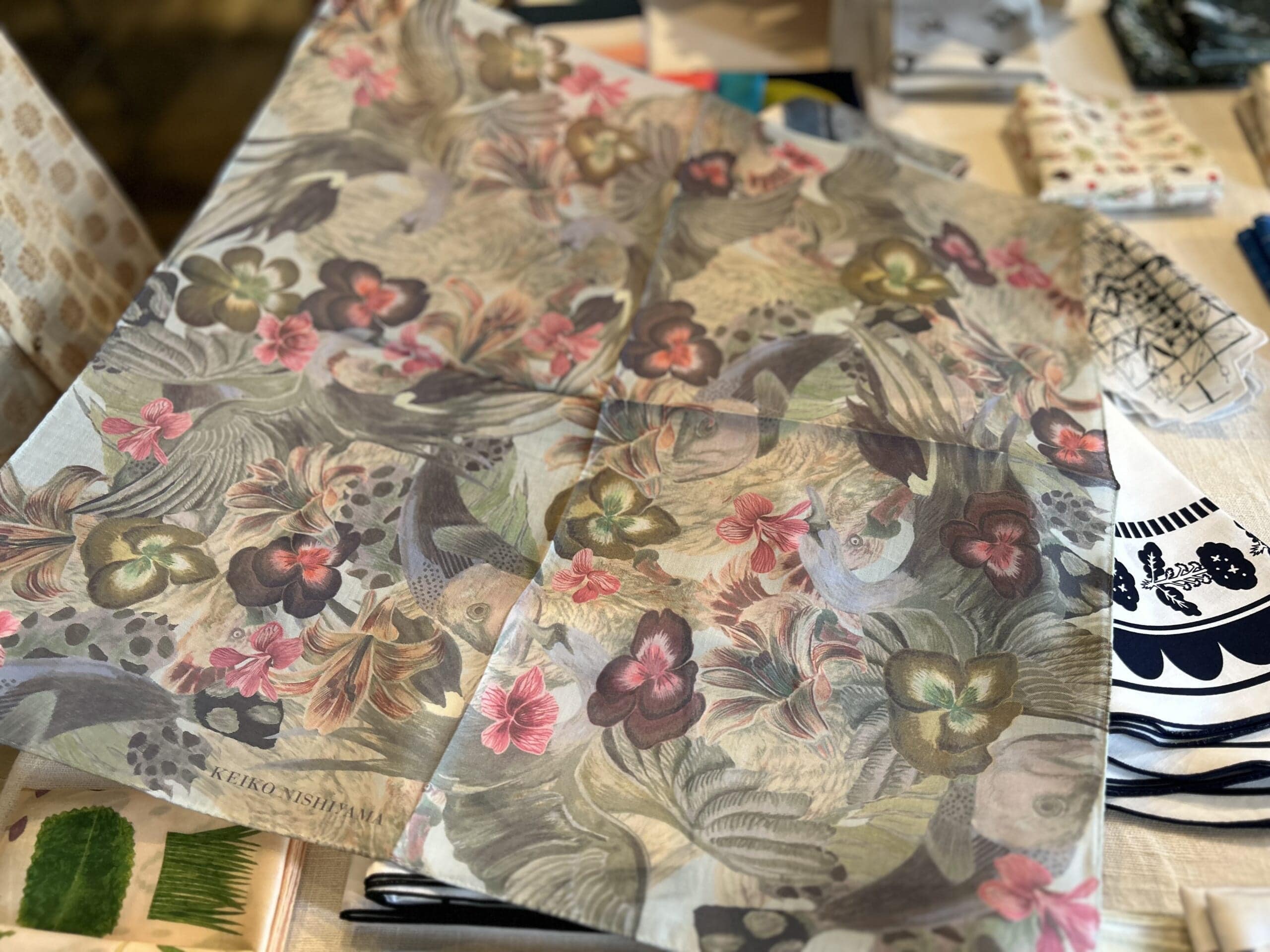 テキスタイルデザイナー西山景子さんの美しいハンカチ。