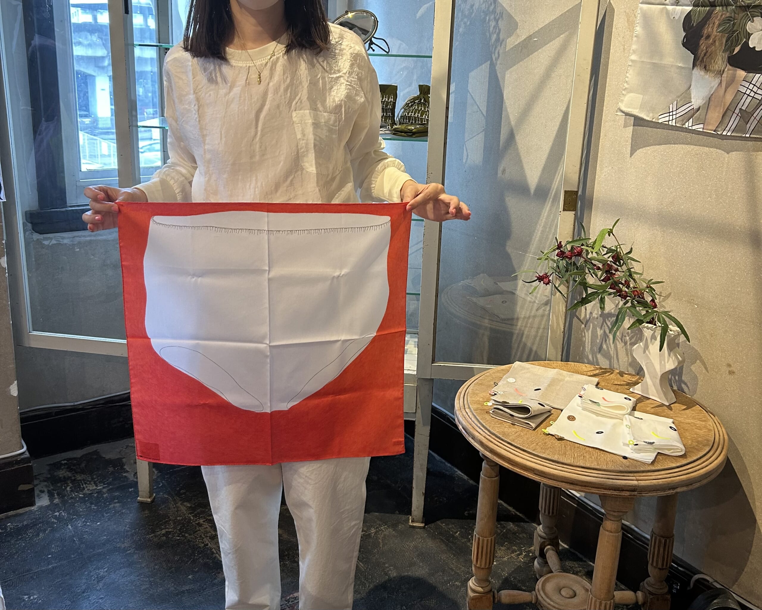 パンツの柄の面白いハンカチを持った40代の女性。