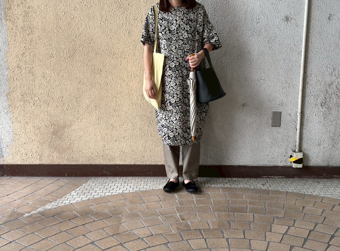 50代女性も60代女性も似合う、R&D.M.Co-(オールドマンズテーラー)のワイルドベリー柄の夏のワンピース。