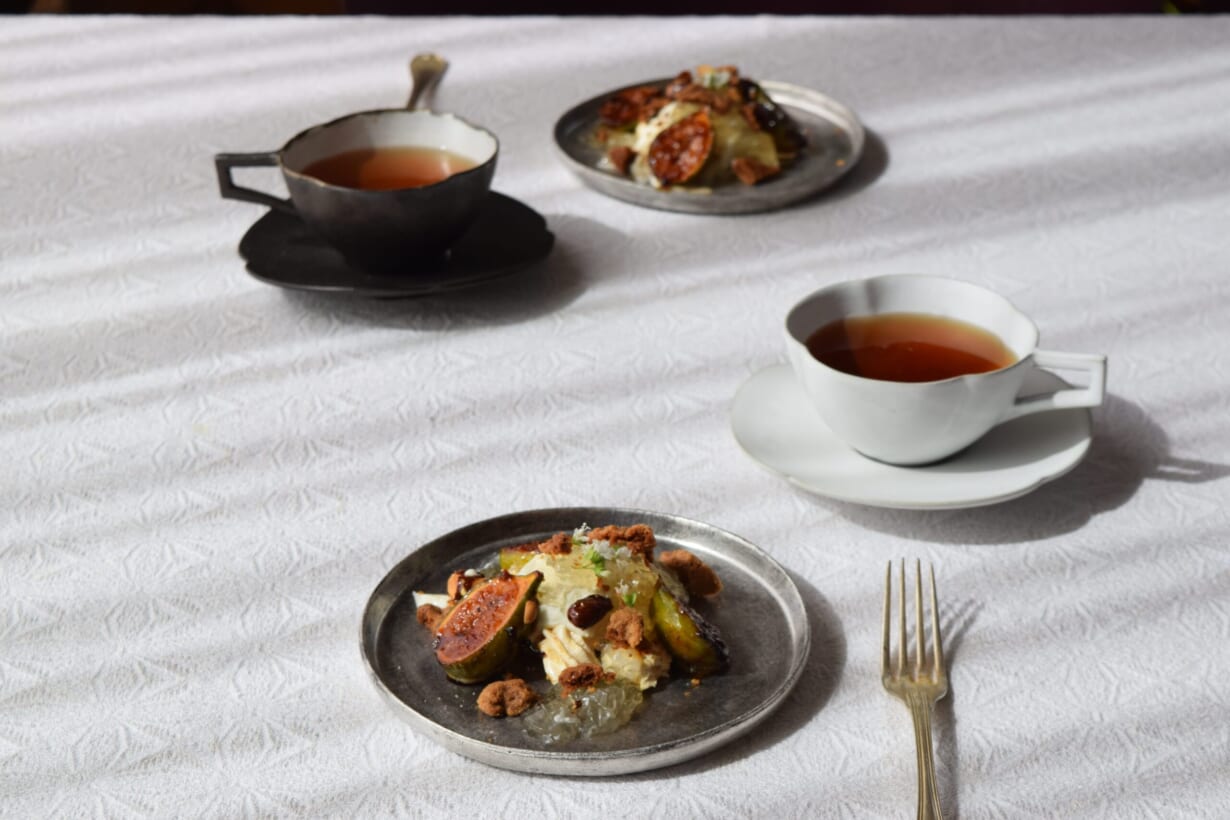 イチジクのデザートと安藤雅信さんの器