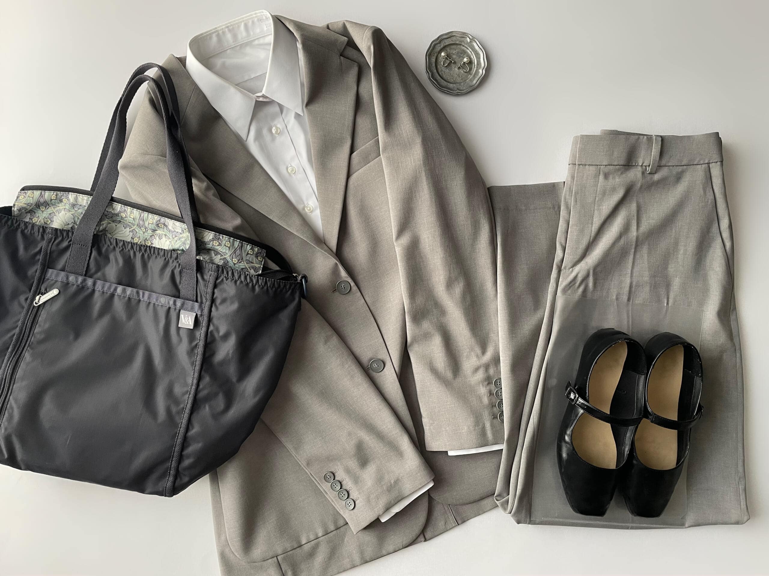 40代女性の2025年10月初旬コーデ、ユニクロの感動ジャケットリラックスフィット（グレー）と感動ワイドパンツ（グレー）を合わせたフラットレイ画像。