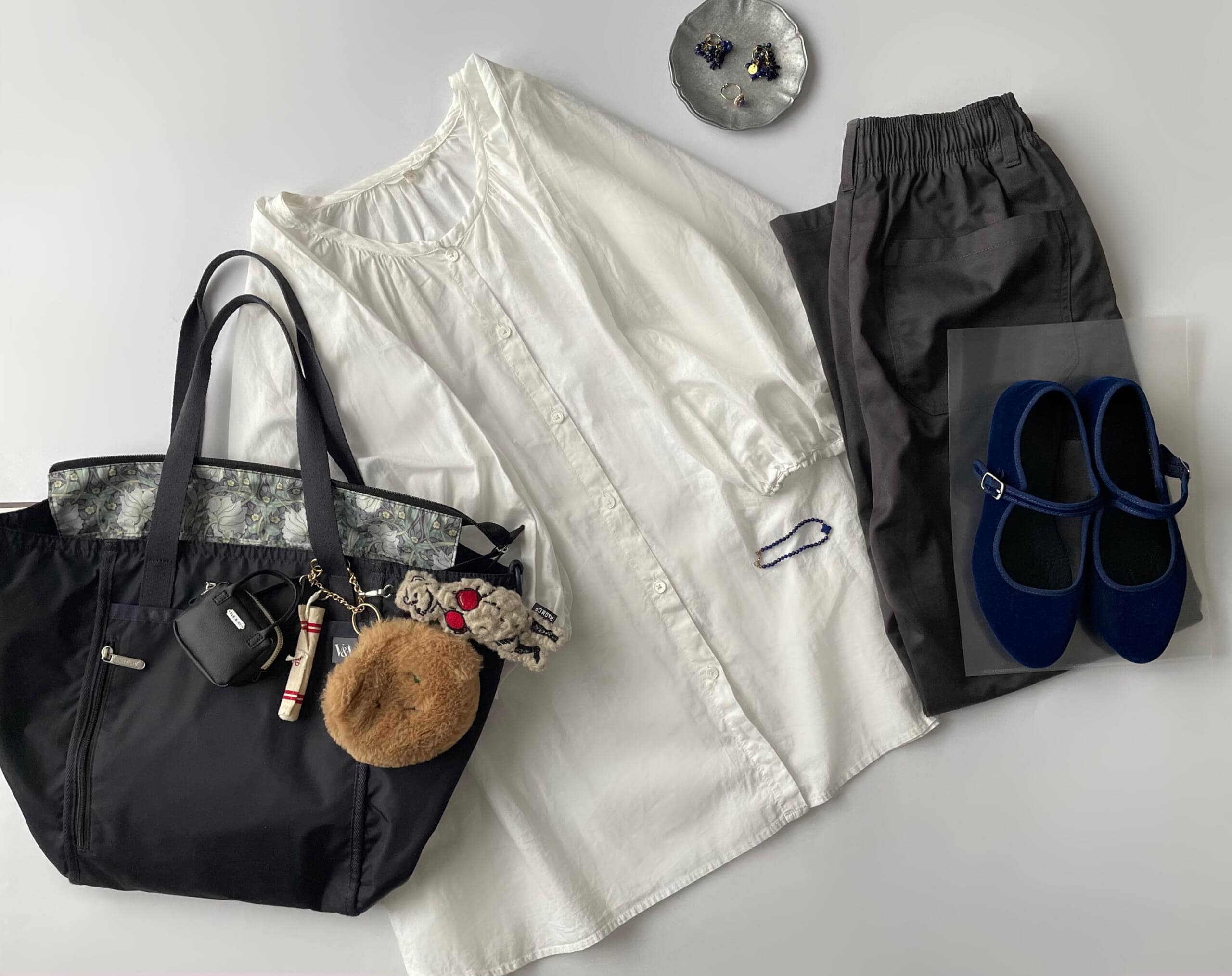 40代女性の2025年10月初旬コーデ、GUの白ブラウスとGUのグレーのシェフパンツを合わせたフラットレイ画像。