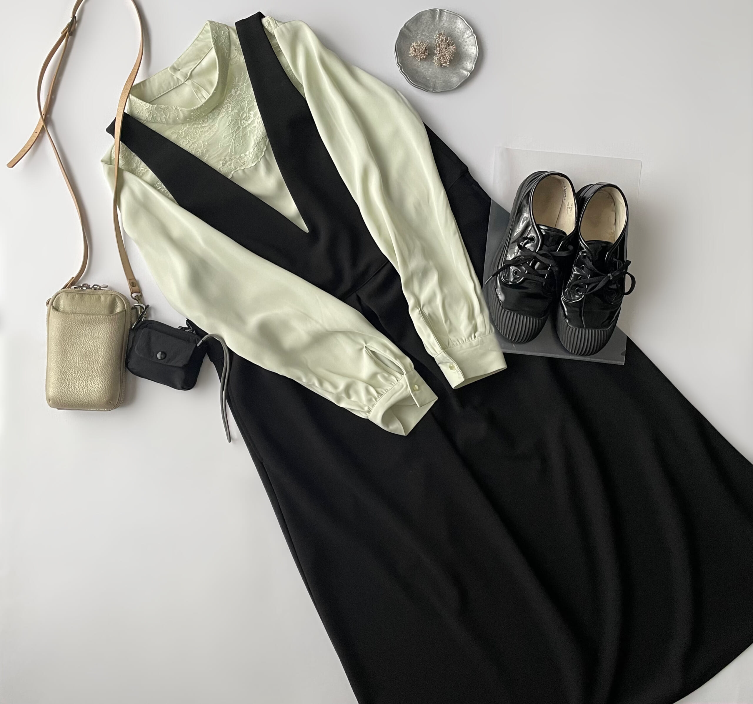 40代女性の2025年10月初旬コーデ、ライトグリーンのGUのブラウスとノアールレーベルのジャンパースカートを合せているフラットレイ画像。