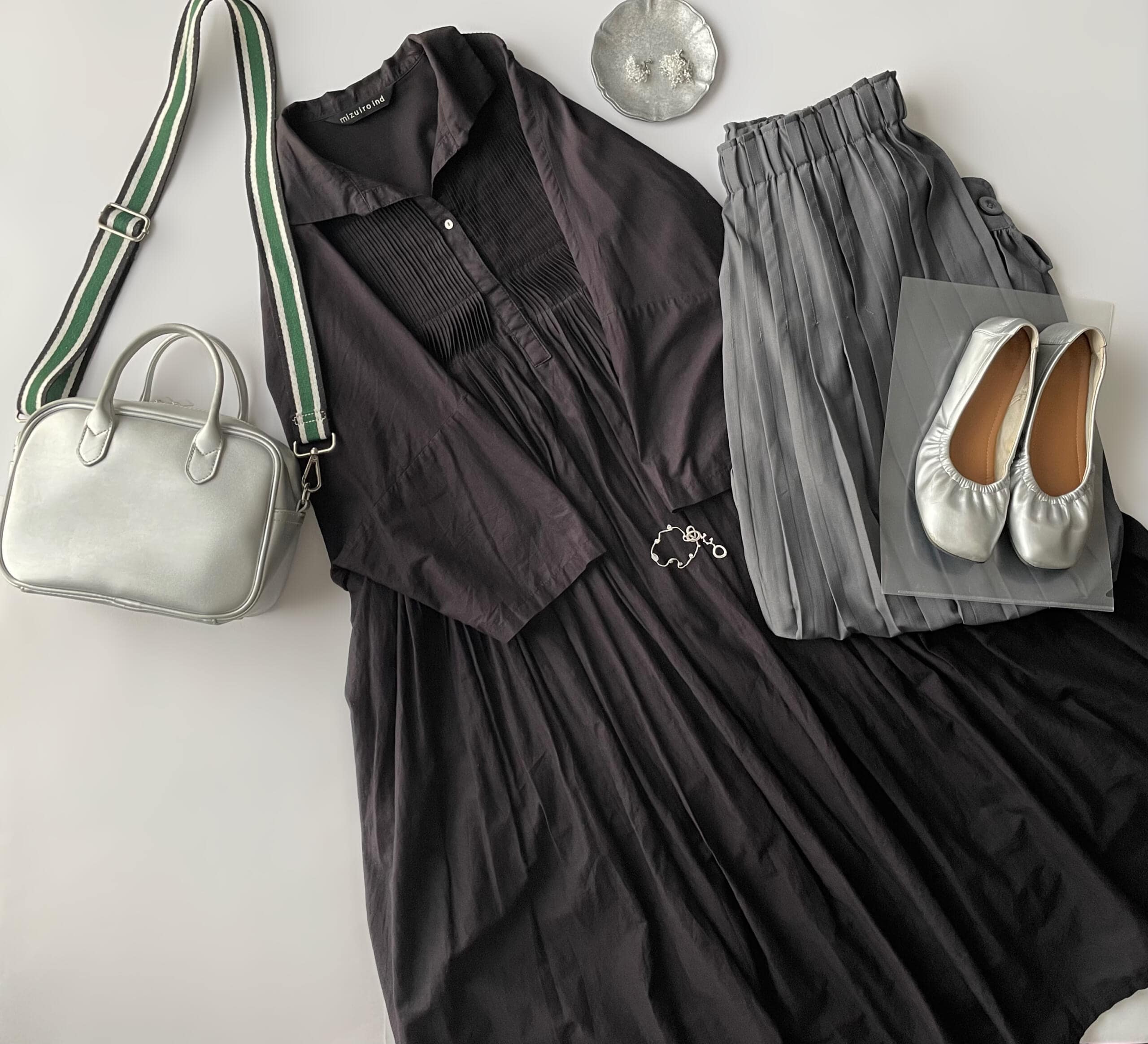 40代女性の2025年10月初旬コーデ、ミズイロインドの黒ワンピースにrpsのグレーのタックパンツを合わせているフラットレイ画像。