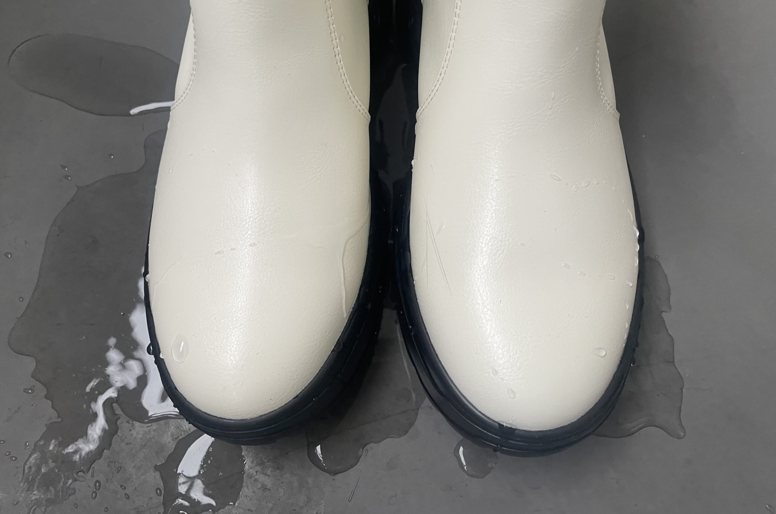 LEE×ABCマート×高橋美帆さんコラボのショートブーツ。撥水している様子【写真1】