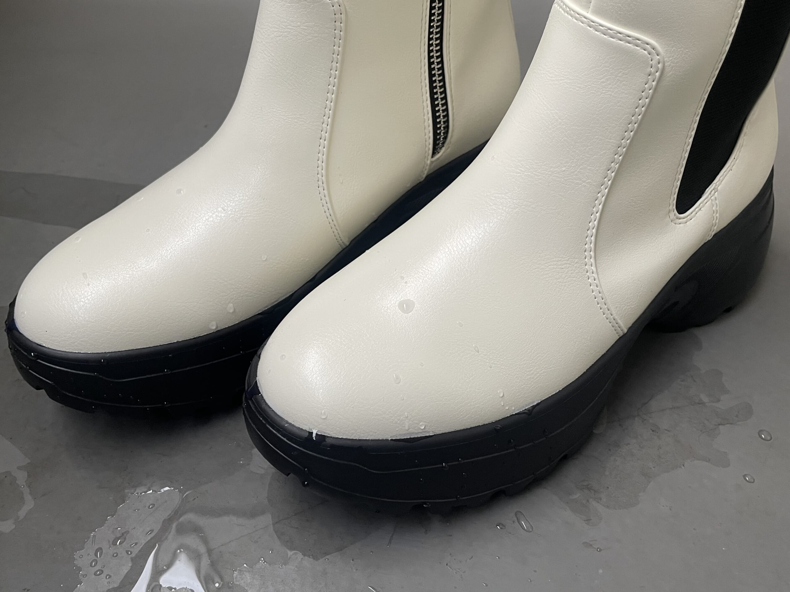 LEE×ABCマート×高橋美帆さんコラボのショートブーツ。撥水している様子【写真2】