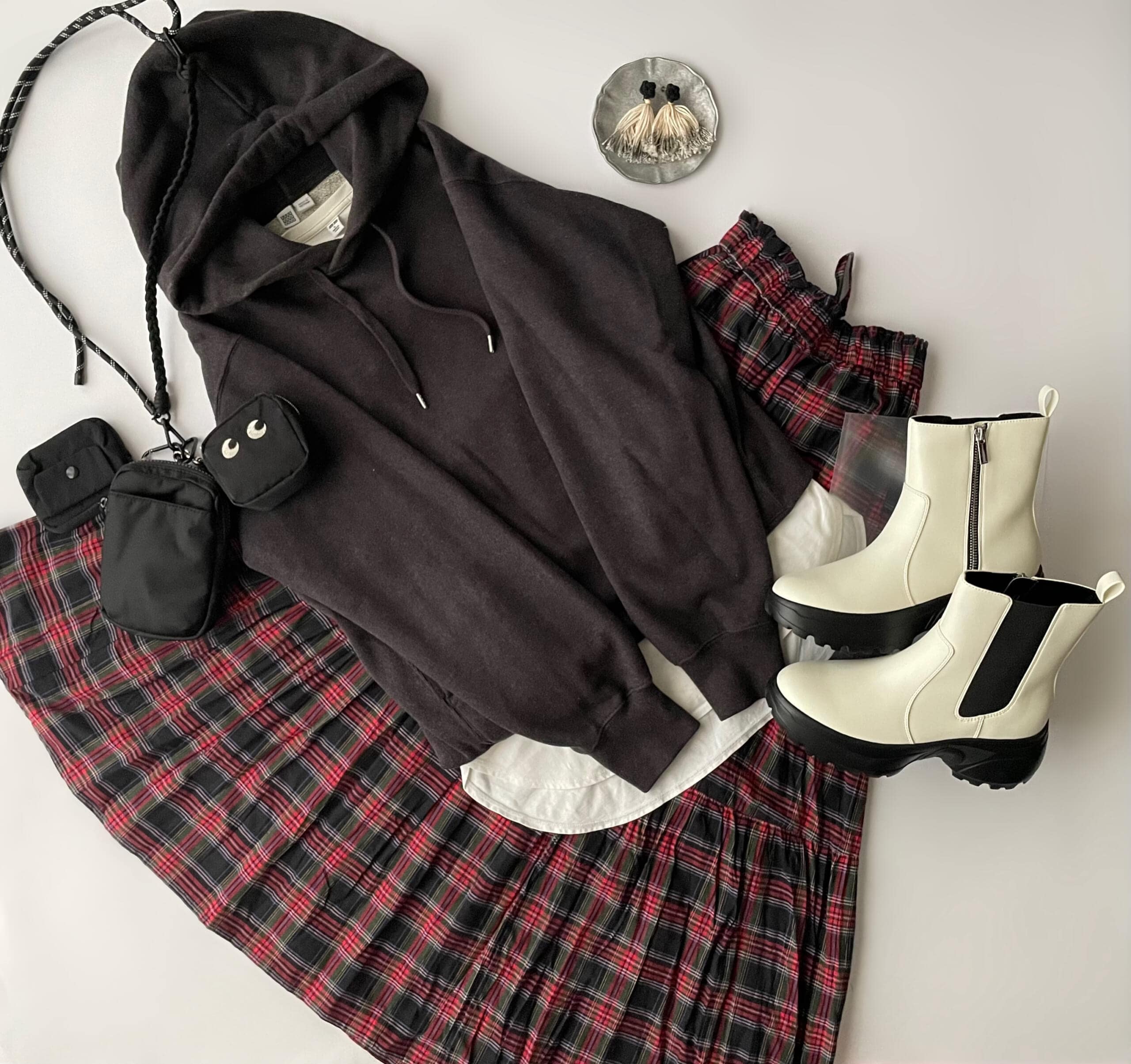 LEE×スタイリスト高橋美帆さん×ABCマートのコラボのサイドゴアショートブーツ(WHITE)を合わせたコーデ、フラットレイ画像【その3】