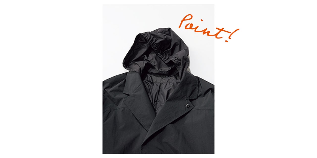 Point！　ステンカラーに見えて、実は隠しフード付き。使わないときは背中の裏地に収納できるので、見た目もスマート。