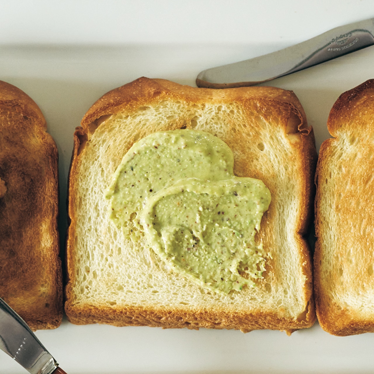 トーストに塗ったDEAN & DELUCA ピスタチオクリーム