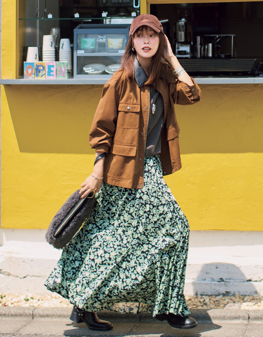 蛯原友里さんブラウンアウターコーデ