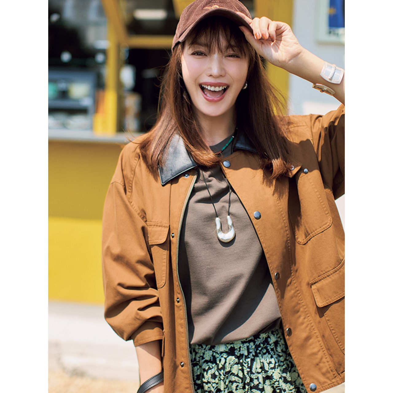 蛯原友里さんブラウンアウターコーデ