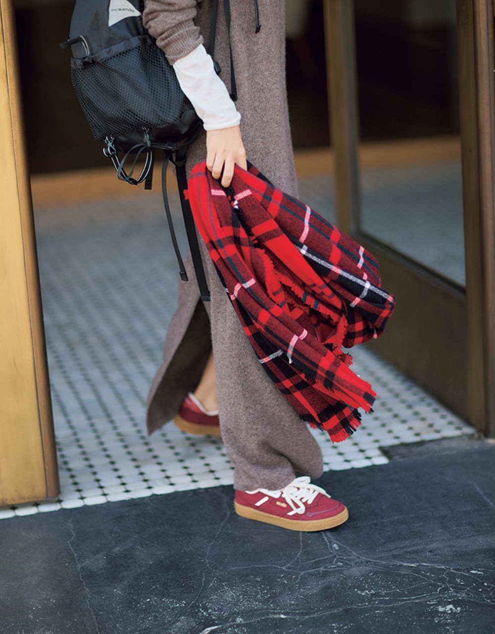 赤いチェックストールコーデ