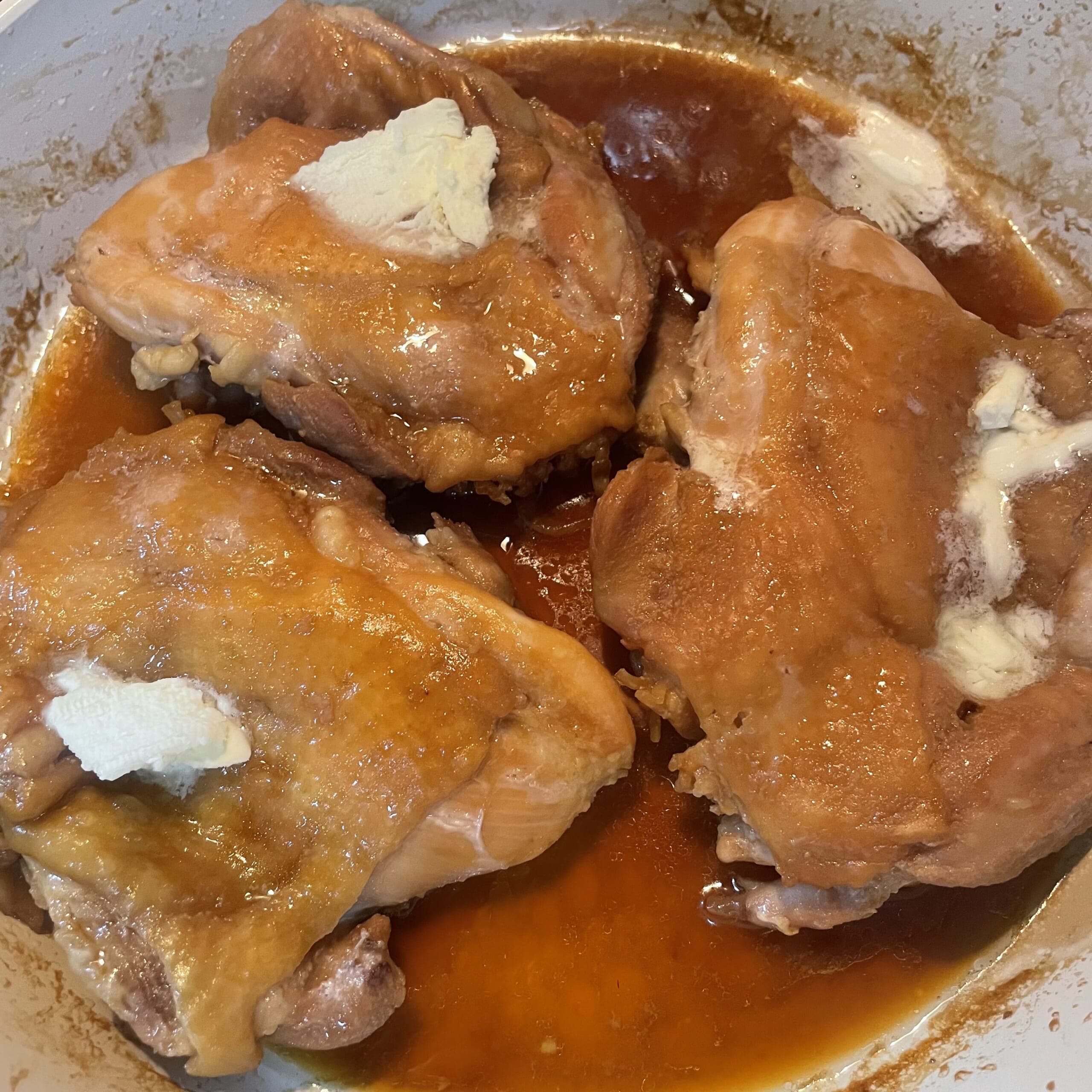 コウケンテツさんのレシピ「鶏肉のガーリックバター煮」で40代主婦が作ってみた、フライパンの中の写真。