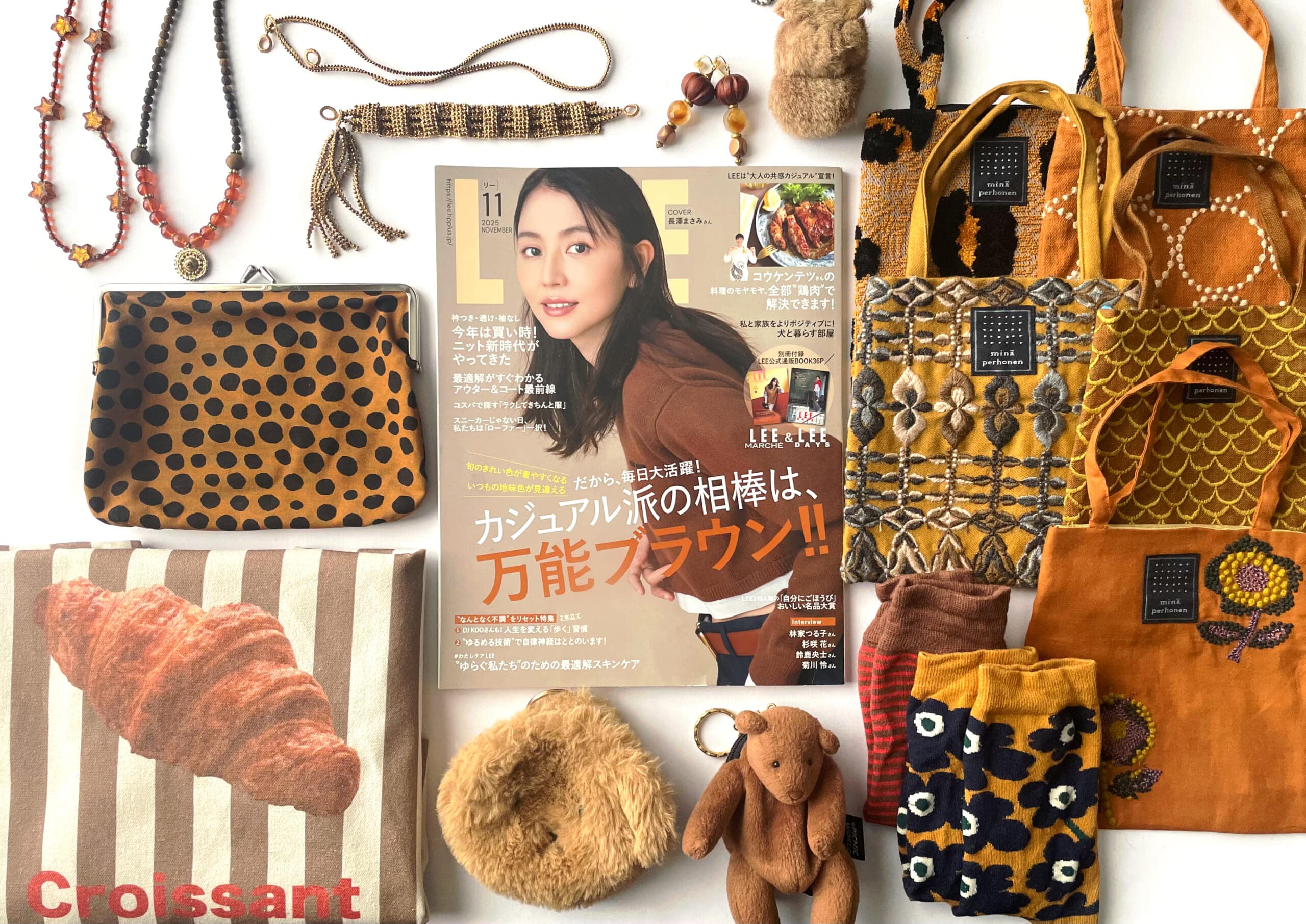 雑誌LEE11月号（2025年）の周りにブラウンのファッションアイテムを並べた写真