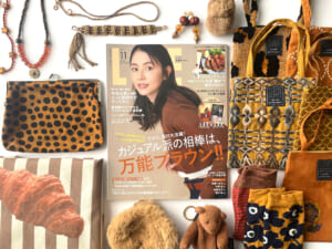 雑誌LEE11月号（2025年）の周りにブラウンのファッションアイテムを並べた写真【その2】