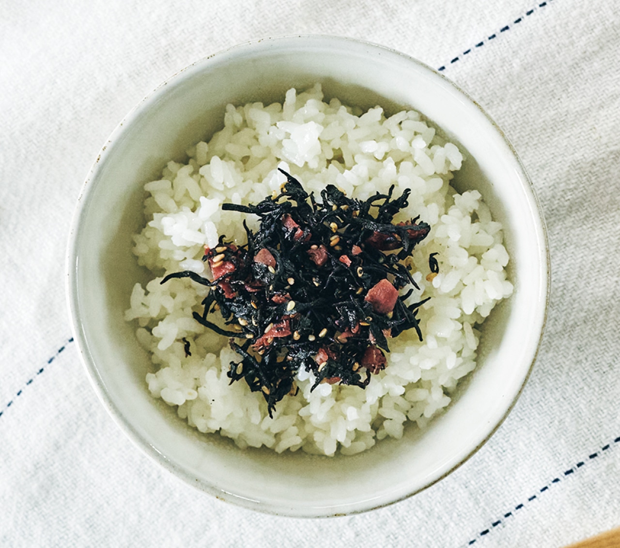 ごはんに乗った十二堂えとや 梅の実ひじき
