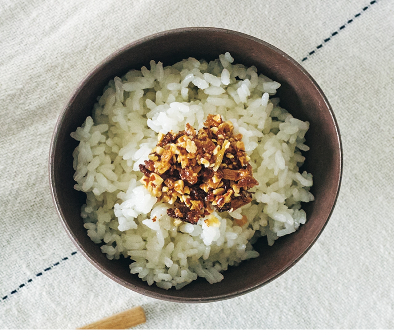 ごはんに乗ったキッコーマンこころダイニング サクサクしょうゆアーモンド