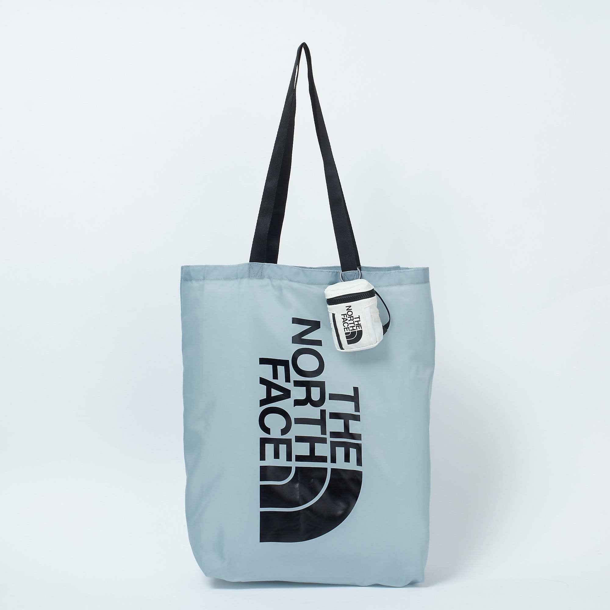 グレーのエコバッグにホワイトのチャームがついている