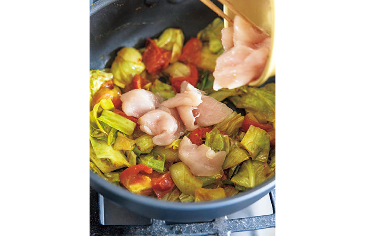 ささ身は火を入れすぎるとかたくなるので、時間差で加える。野菜に比べてささ身には味が淡めに入るので、味のメリハリも楽しめる