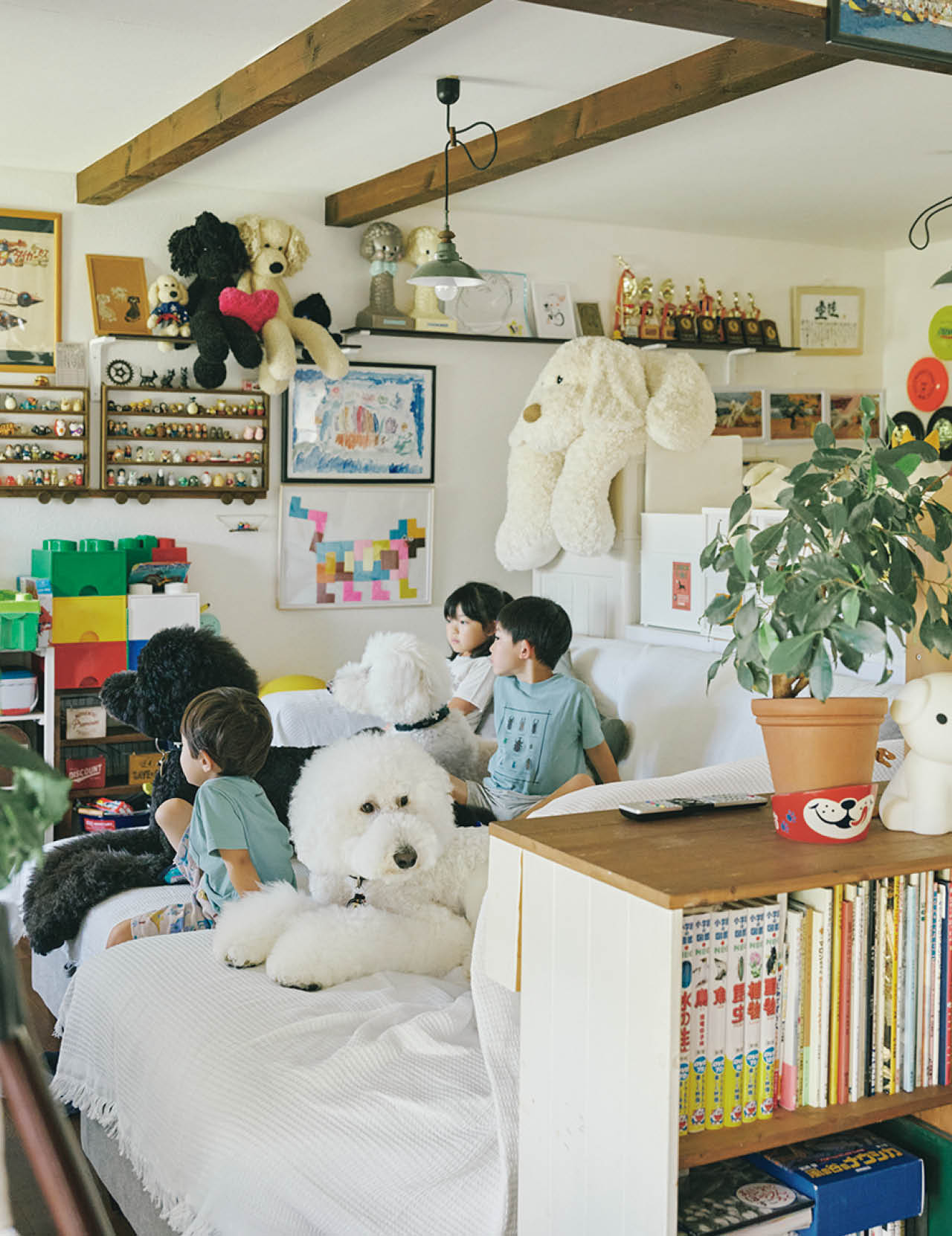 L字型ソファとオットマンをつけた、広いくつろぎのスペースはいつもみんなが集まってぎゅうぎゅうに。