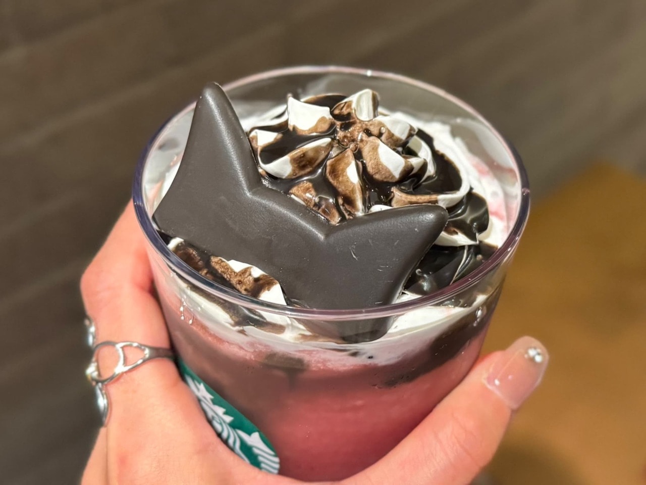 スタバ新作アサイー ベリー フラペチーノ®トッピング、黒猫チョコレート