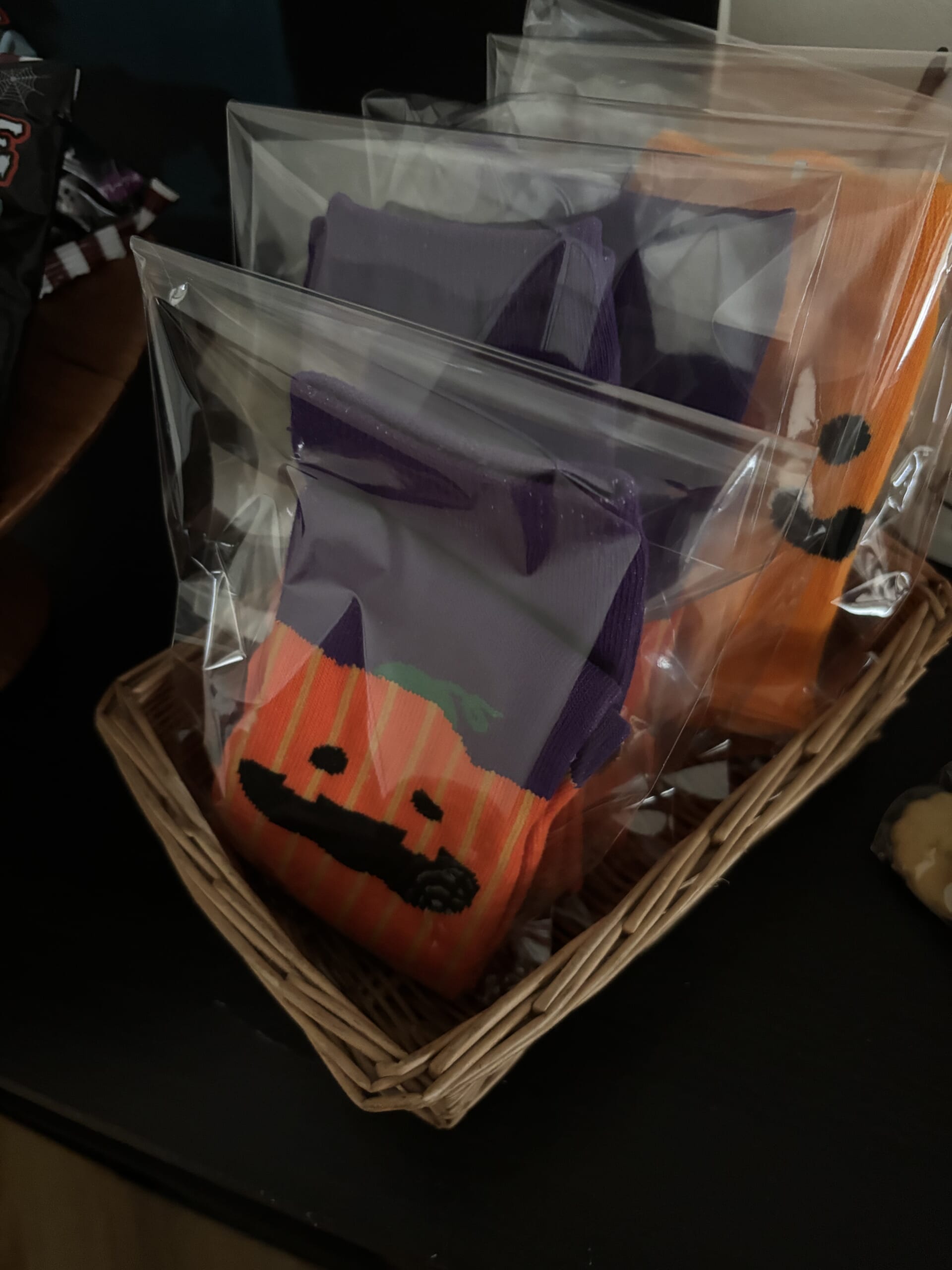 ダイソー　ハロウィンソックスをラッピング