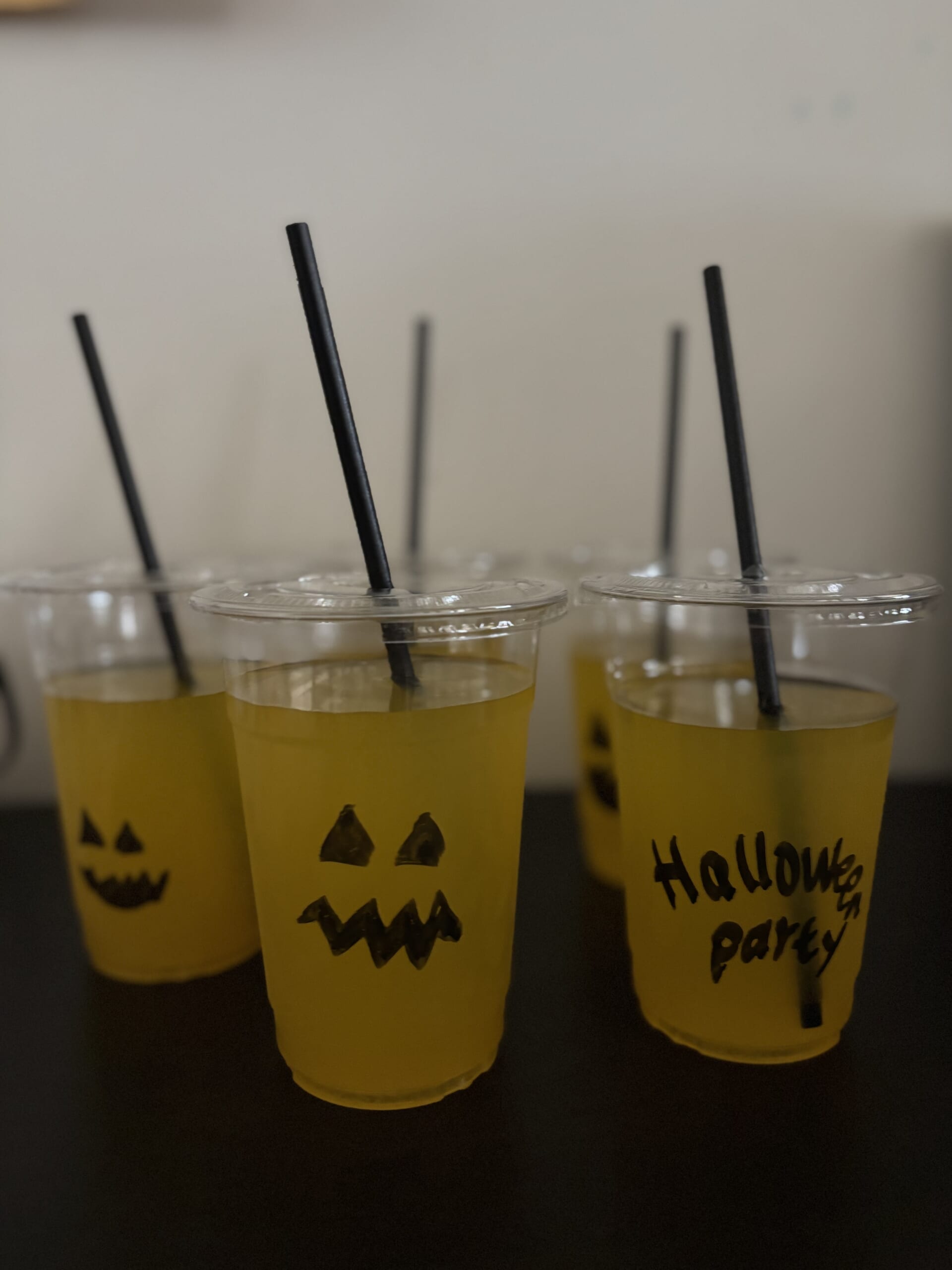 ダイソー　フタ付きクリアカップにハロウィンのイラストを描いたところ