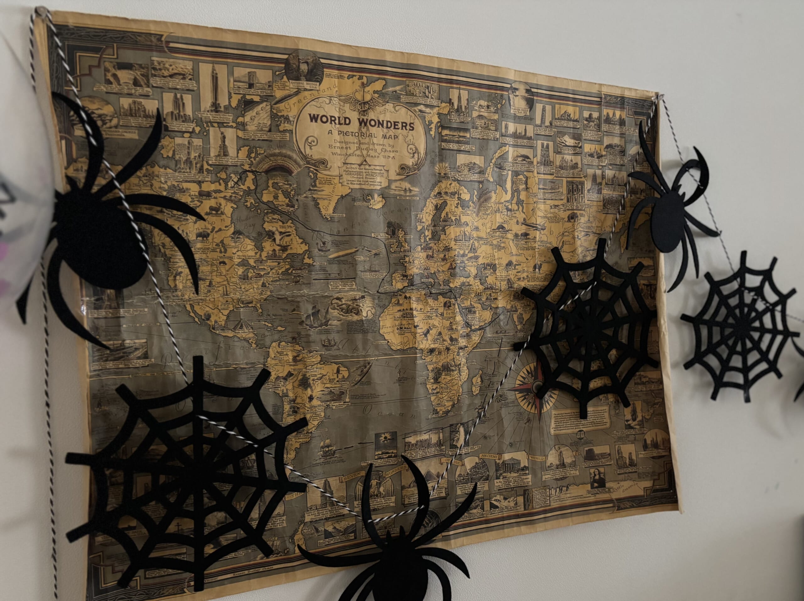 「フライングタイガー」のガーランドで壁面を飾り付け