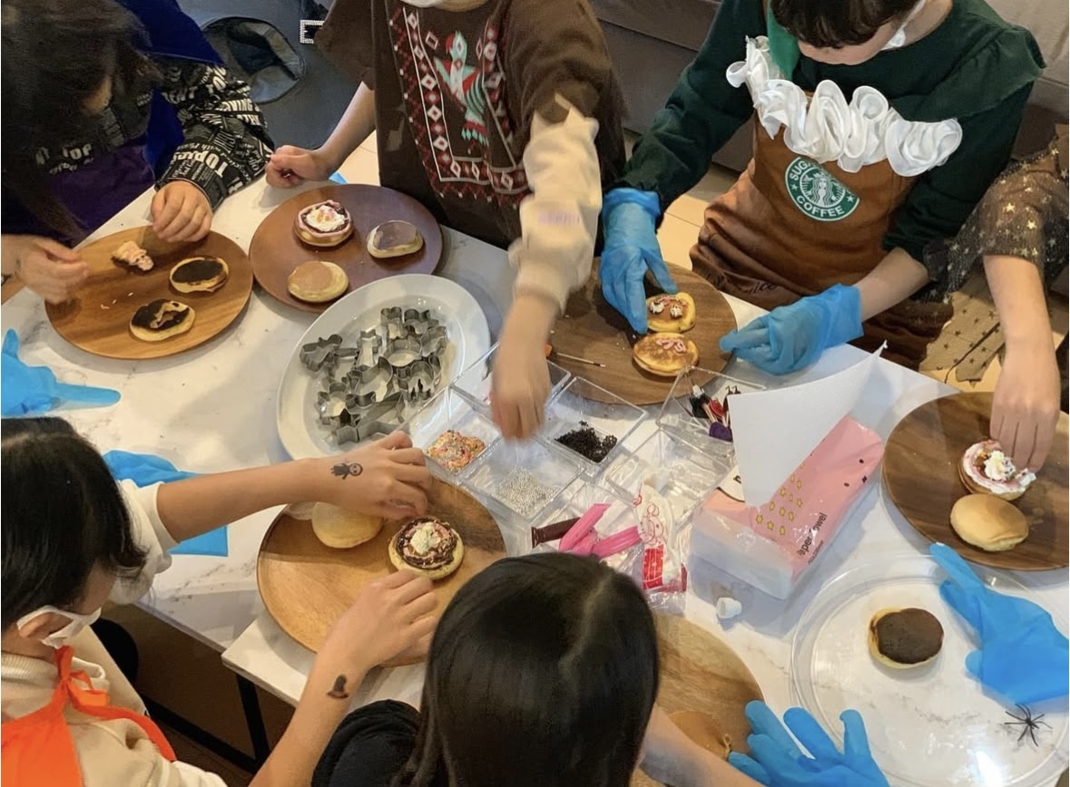 ハロウィン　お菓子作りを楽しむ子どもたち