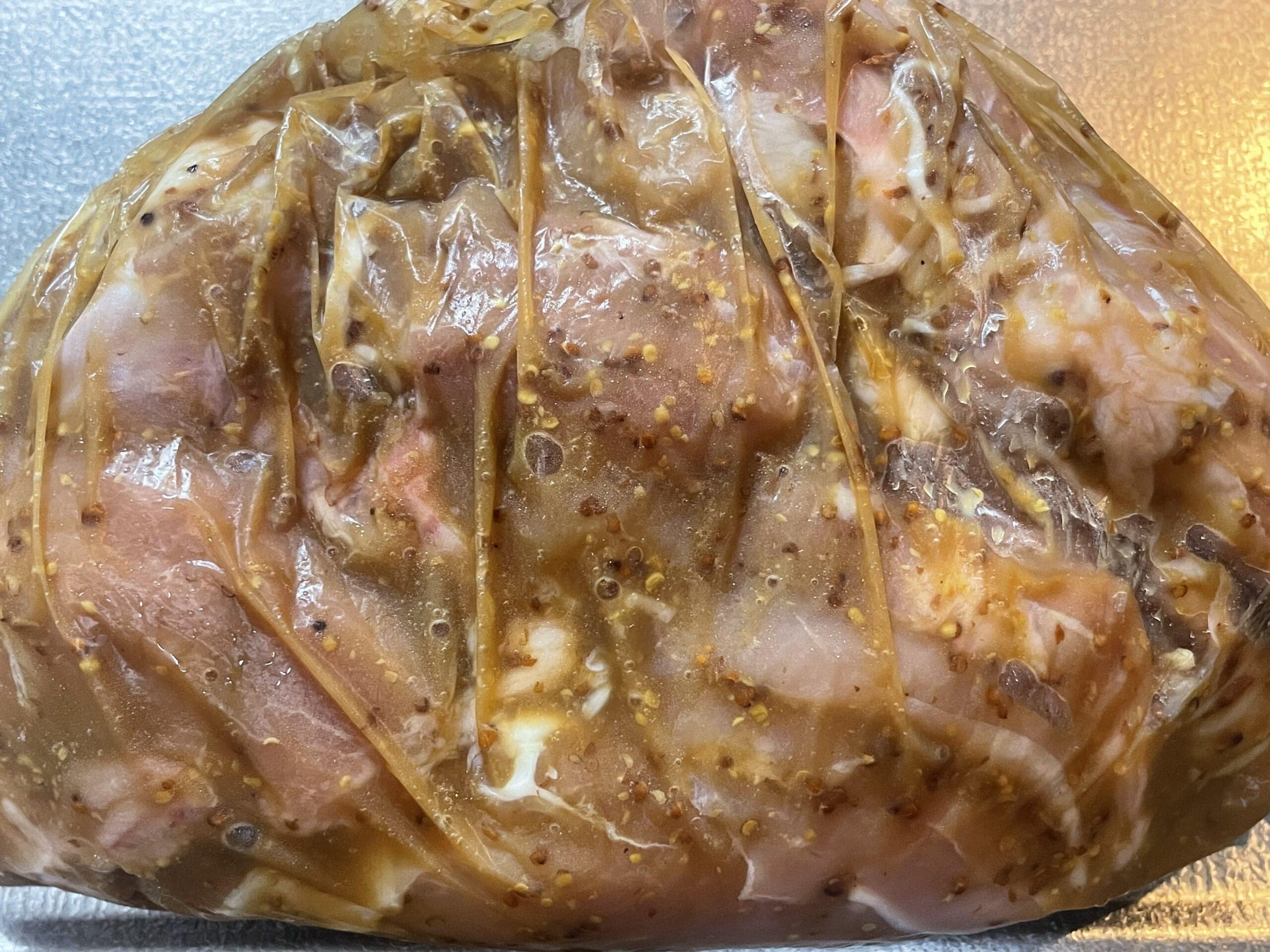 コウケンテツさんのレシピ「鶏もも肉のハニーマスタード漬け」を40代主婦が作る途中の写真。ビニール袋の中で漬け込んでいる様子。