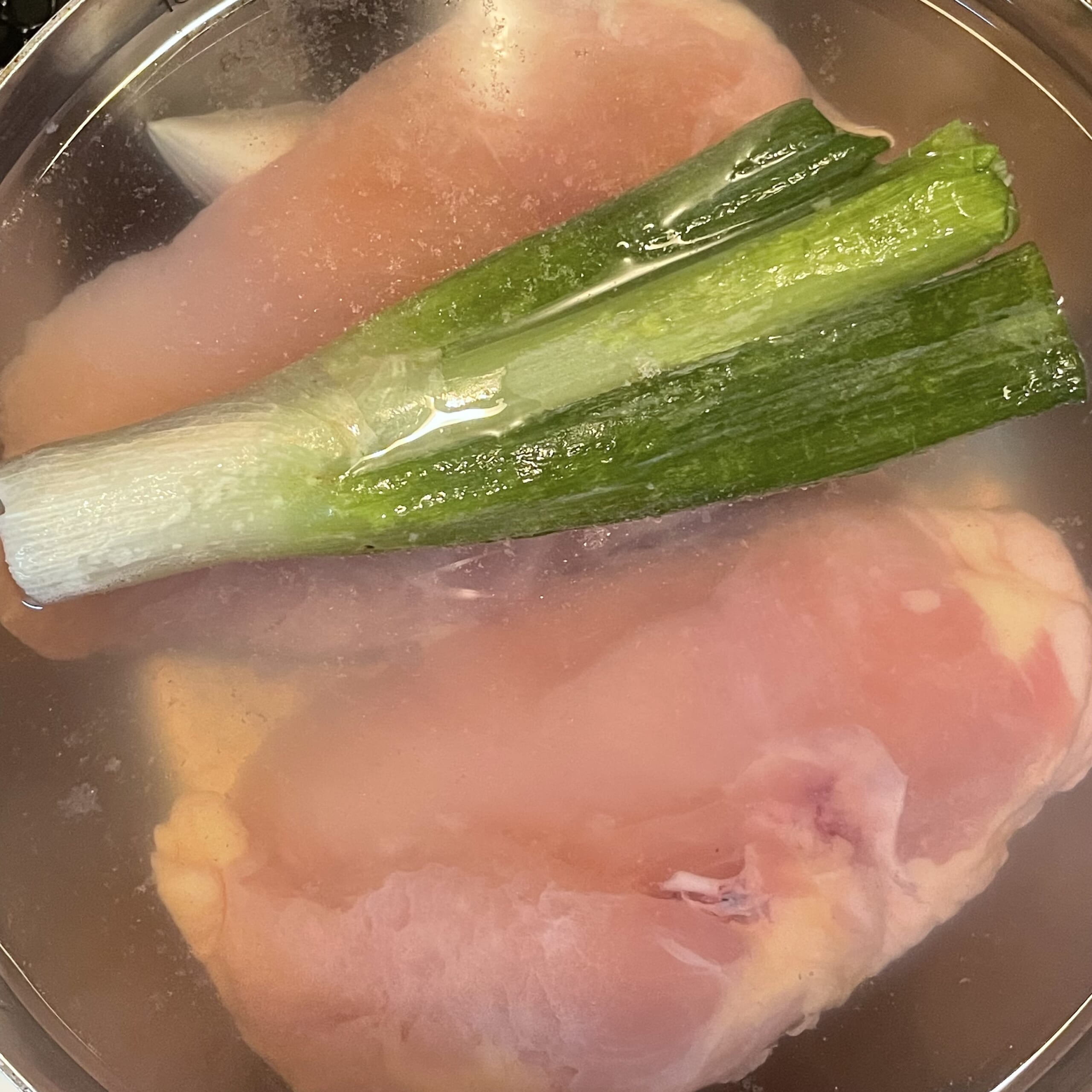 コウケンテツさんのレシピ「ゆで鶏のおろし添え」作り途中の鍋の中の写真